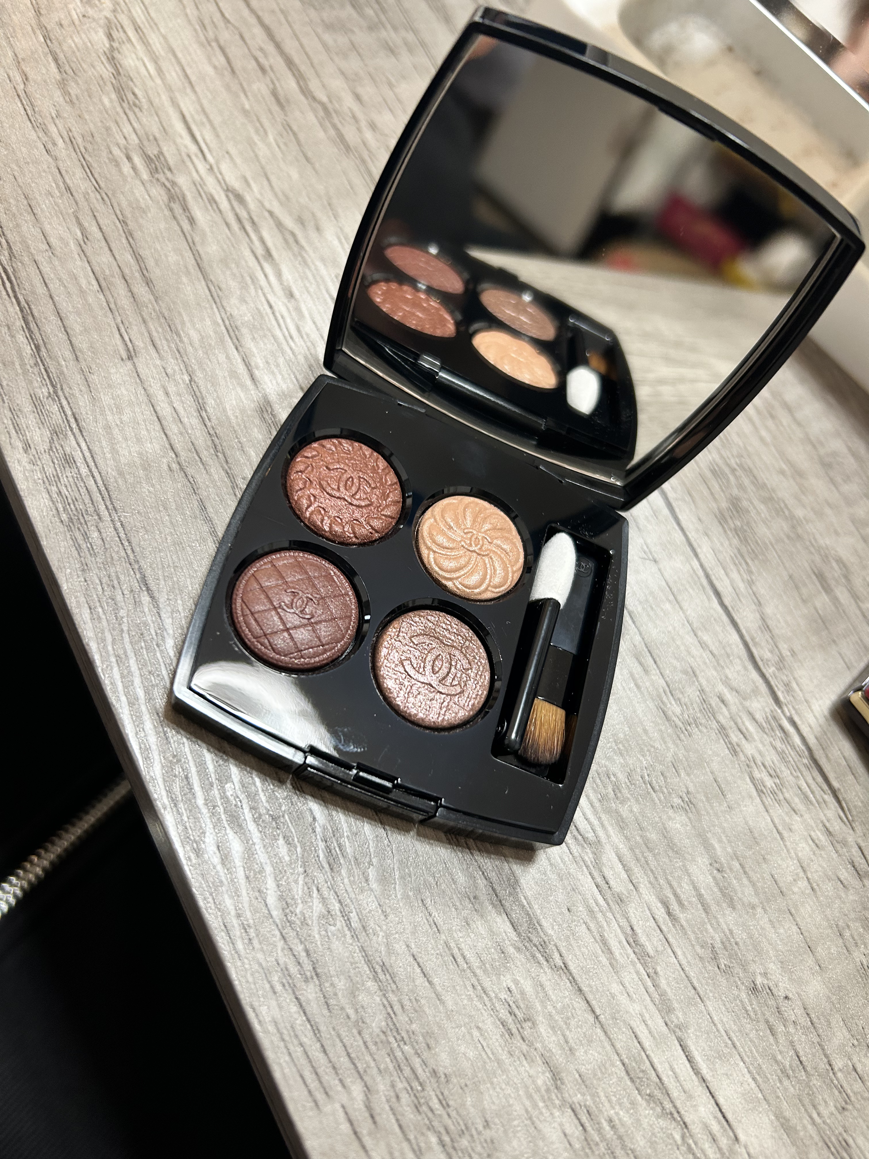 限定アイシャドウパレット】レ キャトル オンブル ブトン｜CHANELの