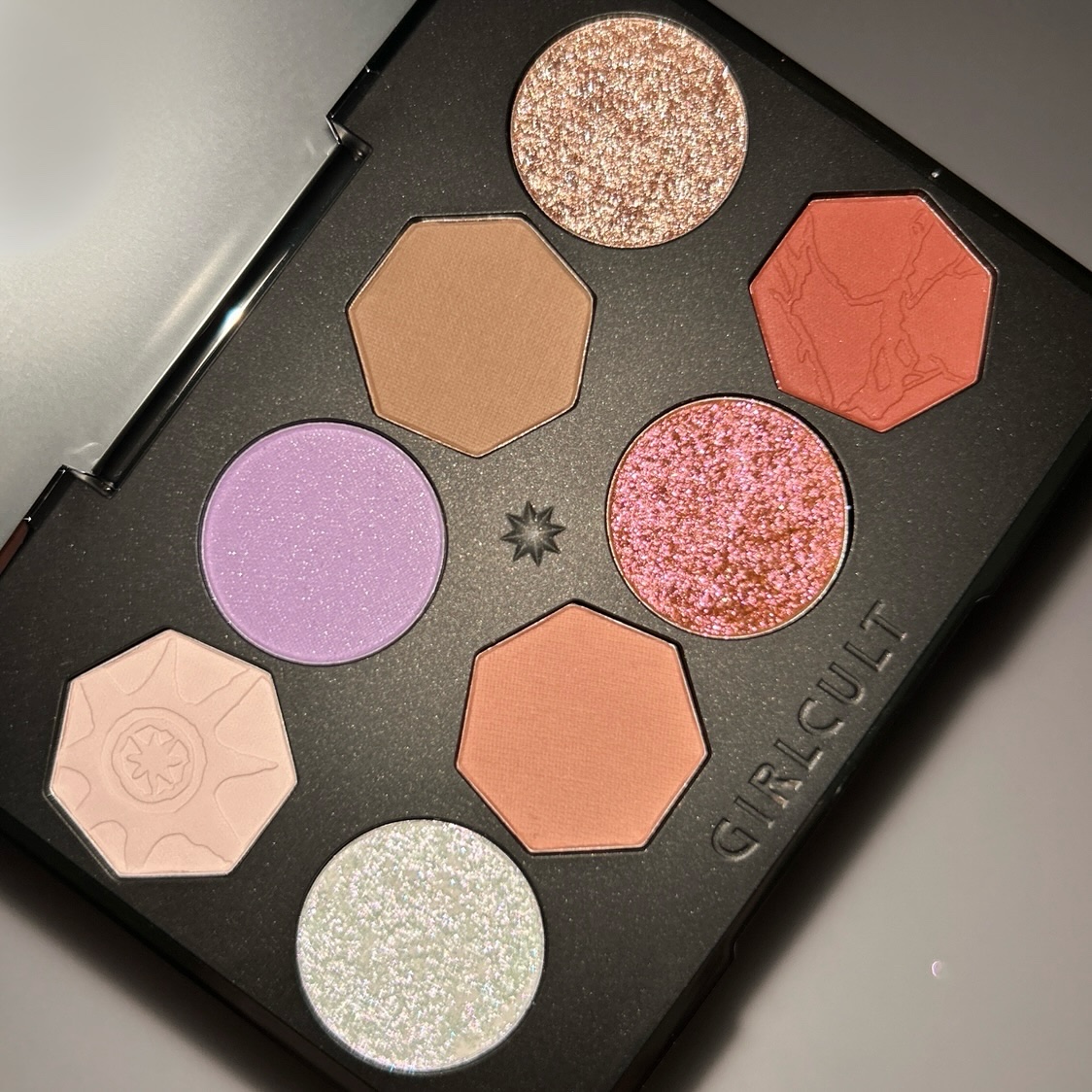 Hallucination 8 Color/GirlCult/アイシャドウパレットを使ったクチコミ（1枚目）