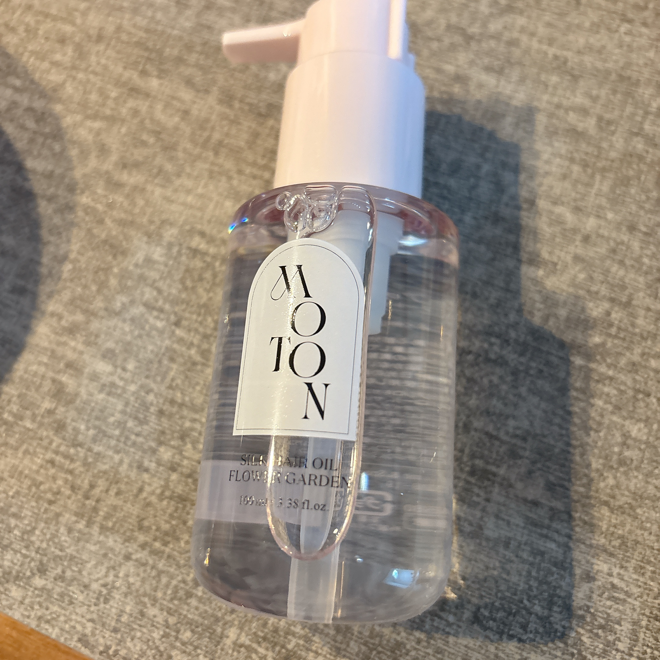 MOTON シルクヘアオイル フラワーガーデン



香りが強めで、甘くてお姉さんって感じの素敵な香りです✨
好みの香りなので使うたび癒されます🥳


オイルなので髪がまとまりますし、ベタベタしすぎず使えて使いやすいです✨
プチプラなのも