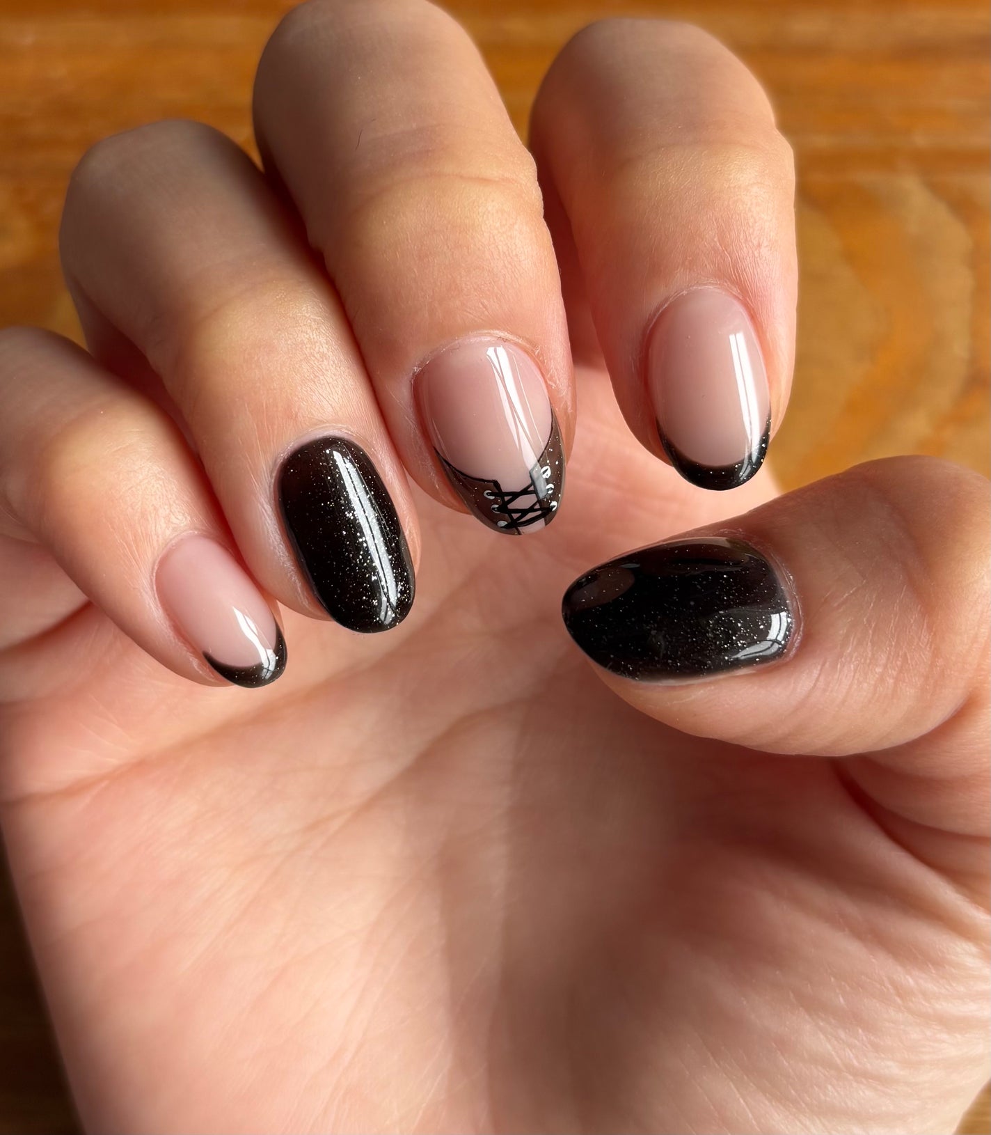 ERIKA on LIPS 「ハロウィン仕様ネイル👻レースアップはメイドをイメージしています..」(2枚目)