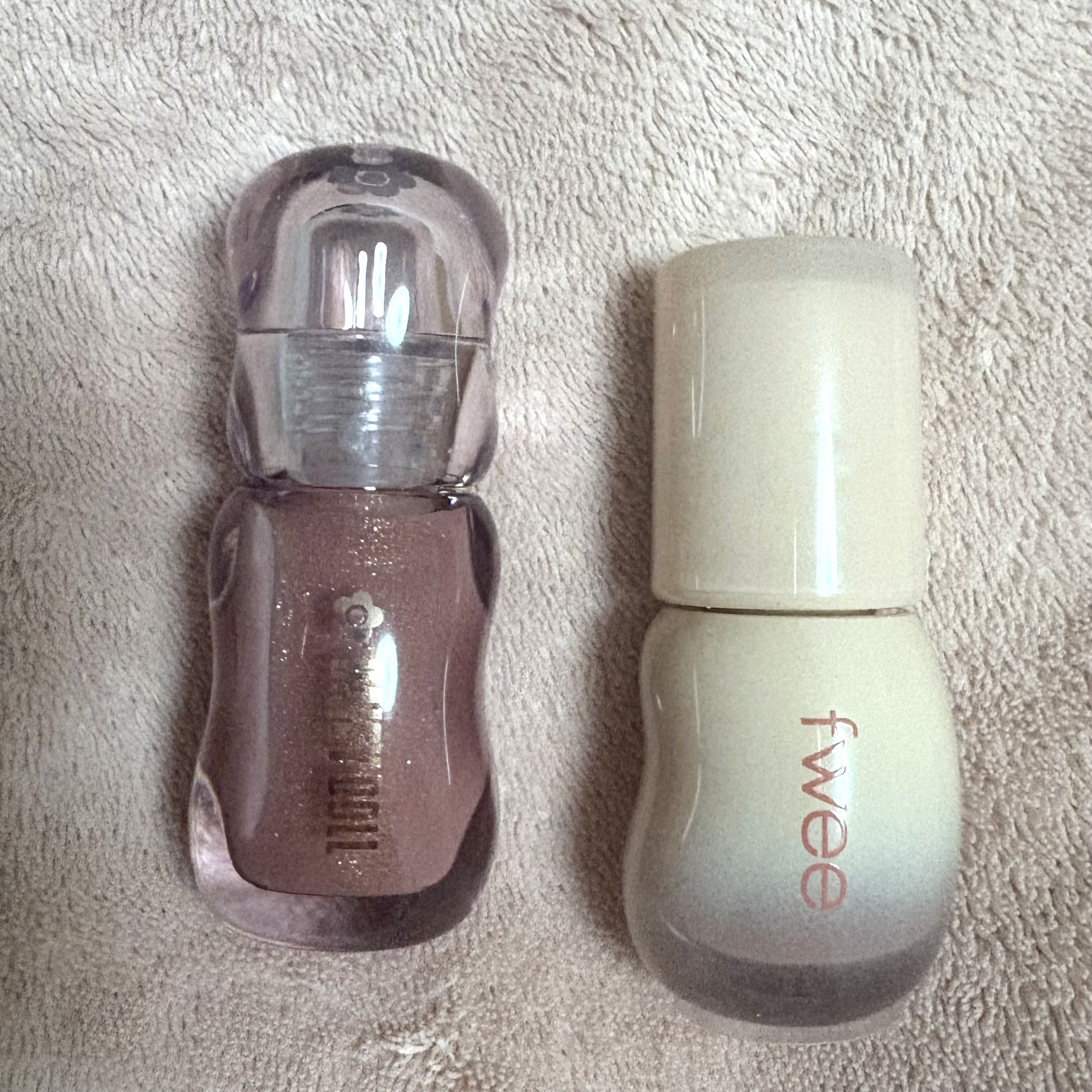 ｡* ❤︎… 購入品紹介 …❤︎*。
こんにちは！今回紹介する商品はこちらです💁‍♀️
最近発売された話題の新作＆新色リップになります💄
・
①DAISY DOLL by MARY QUANT ジュエリー シロップ グロス 03 ￥17