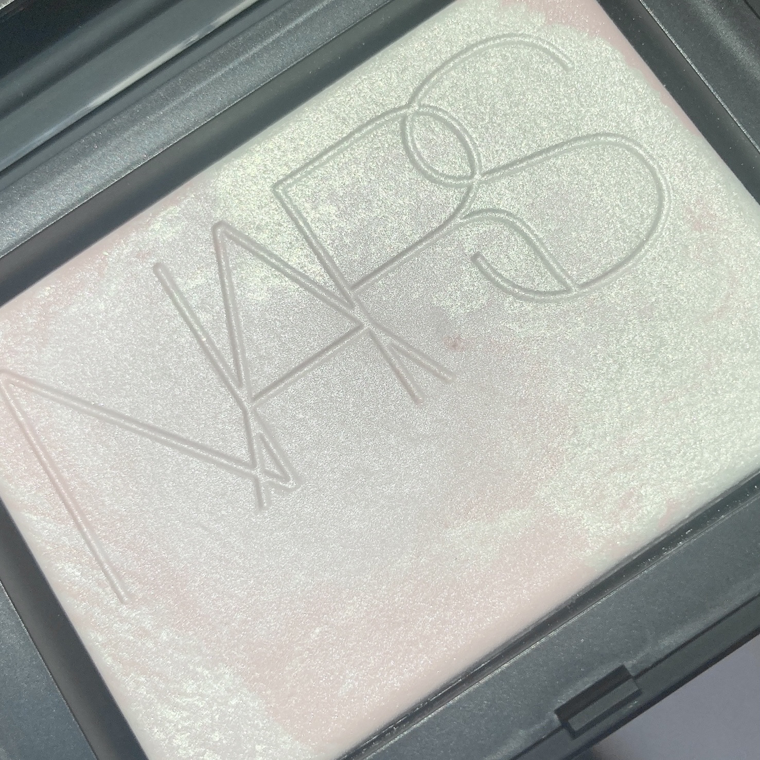 ライトリフレクティング プリズマティックパウダー/NARS/プレストパウダーを使ったクチコミ（2枚目）