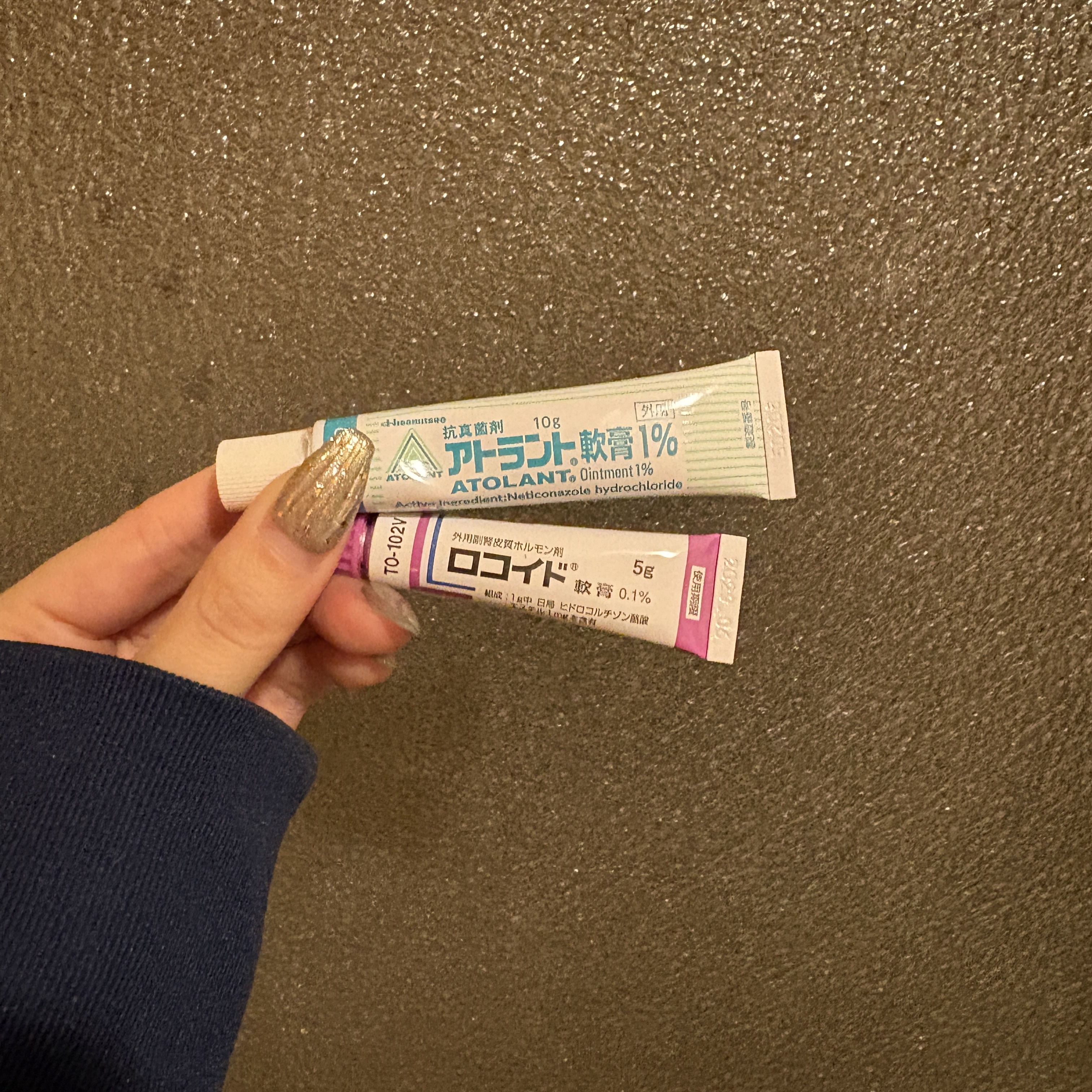 ついに、肌荒れが悪化してしまい、、
皮膚科へ、、🥺
顔には、カビが誰でもあるようですが増加してしまったそうです、、😭
仕事が始まるまでに直りますように、、🥺



