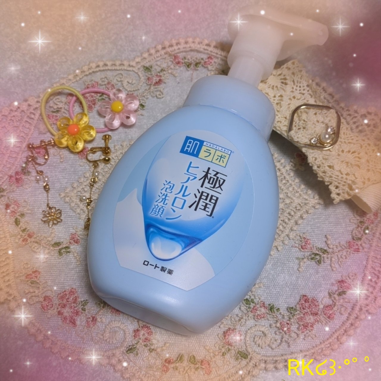 ✔肌ラボ
✔極潤 ヒアルロン泡洗顔



〜「肌ラボ 極潤 ヒアルロン泡洗顔」は、うるおい感と心地よい洗い上がりにこだわった洗顔料
3種のヒアルロン酸＊1配合の濃密な泡.。o○
うるおいを守りながら汚れを落とし、洗うたび健やかなもちもち肌へ