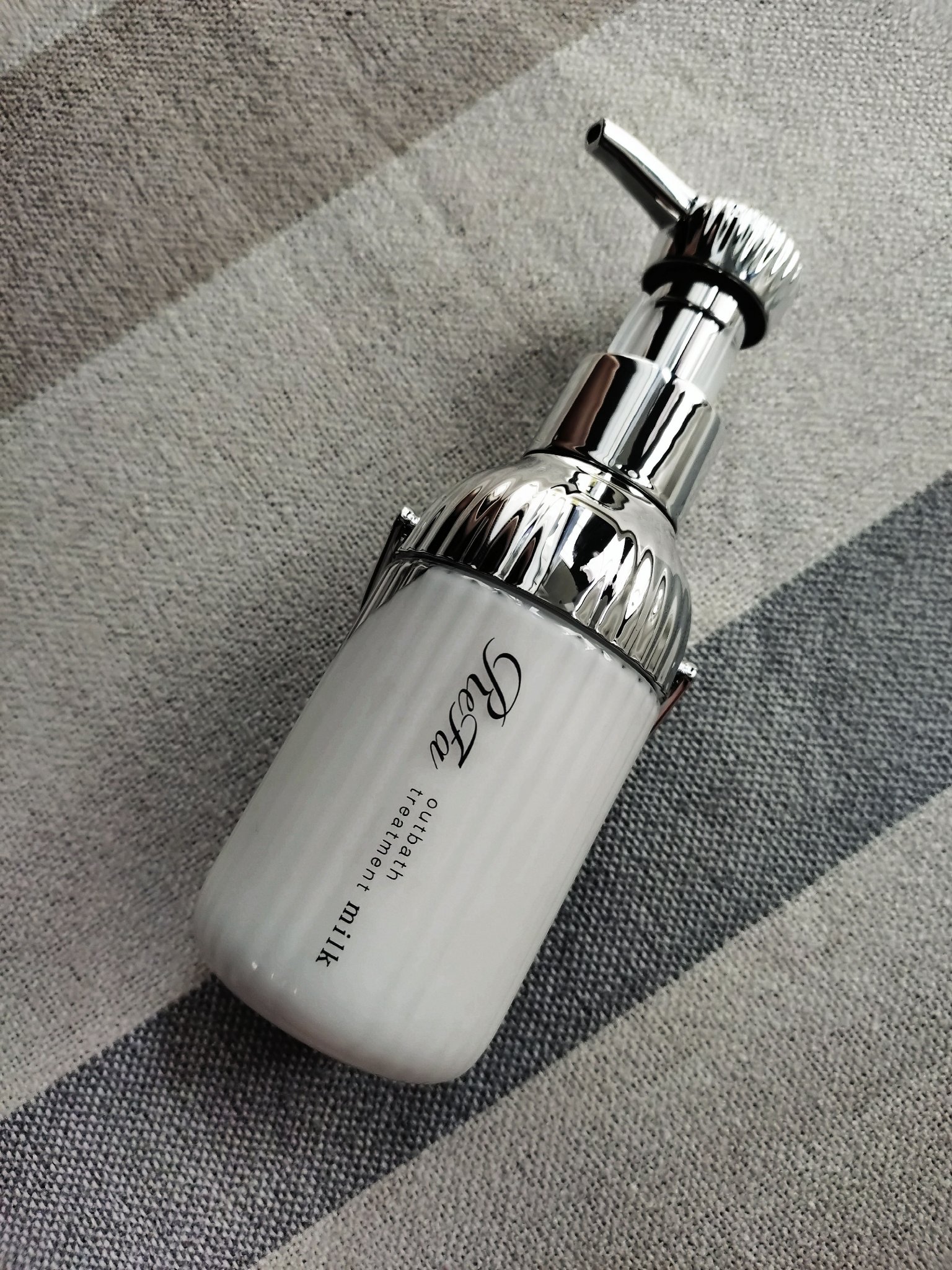 リファミルクプロテインアウトバストリートメント

────────────
「追いプロテイン」を叶えるアウトバストリートメント

なめらかなテクスチャーのヘアミルクで、髪にスルスルと馴染んで、髪がやわらかくしっとりする感じがします。

重く