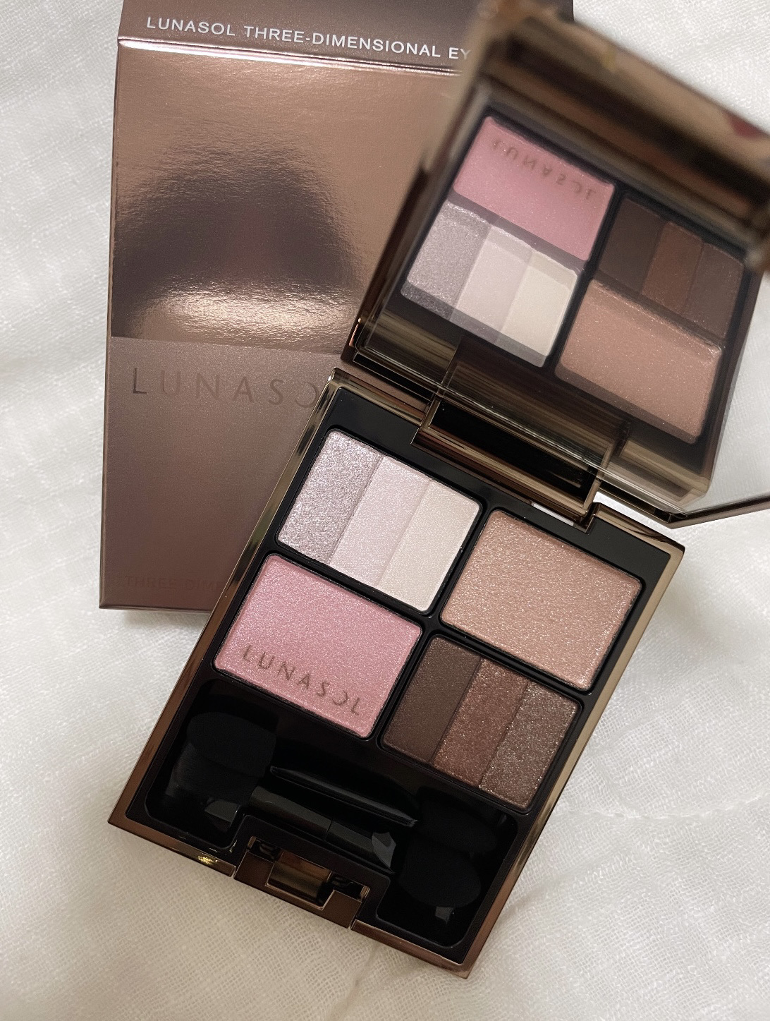 ☆  LUNASOL　スリーディメンショナルアイズ　02  Soft Beige  ☆


可愛い韓国の女の子のメイク動画で紹介されていて購入しました🙂‍↕️

今までデパコスのアイシャドウは勿体無い！って謎の意思を固めてたけど、使ってみ