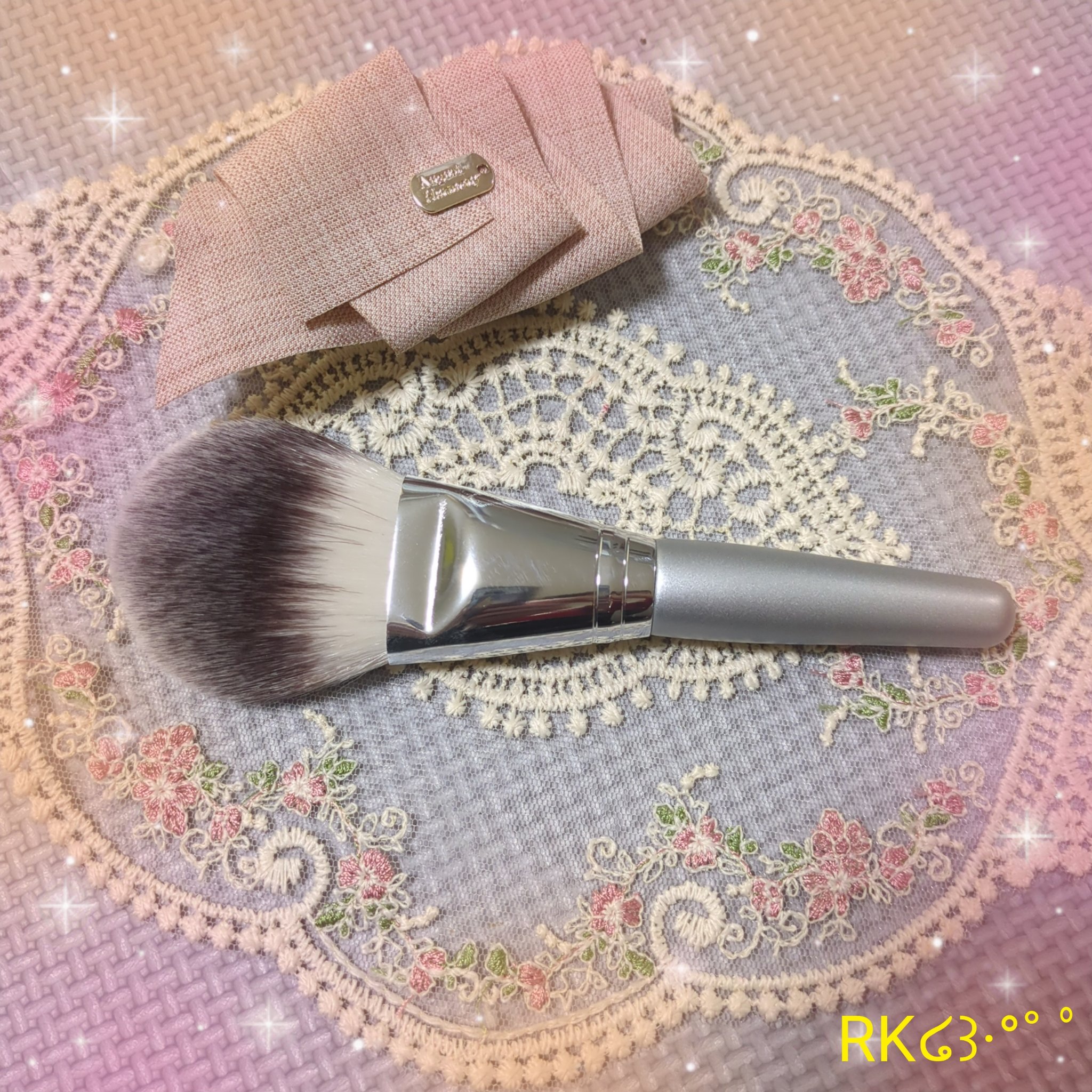 とにかくふっわふわ🥰

✔パウダーファンブラシ
✔ロージーローザ

🌼あたりなめらか、ふわっと自然に塗布できる全パウダーに対応するブラシ
🌼たっぷりの毛量が肌にやさしく沿って、顔の幅広面、骨格ラインにフィットする、塗りやすいファン（う