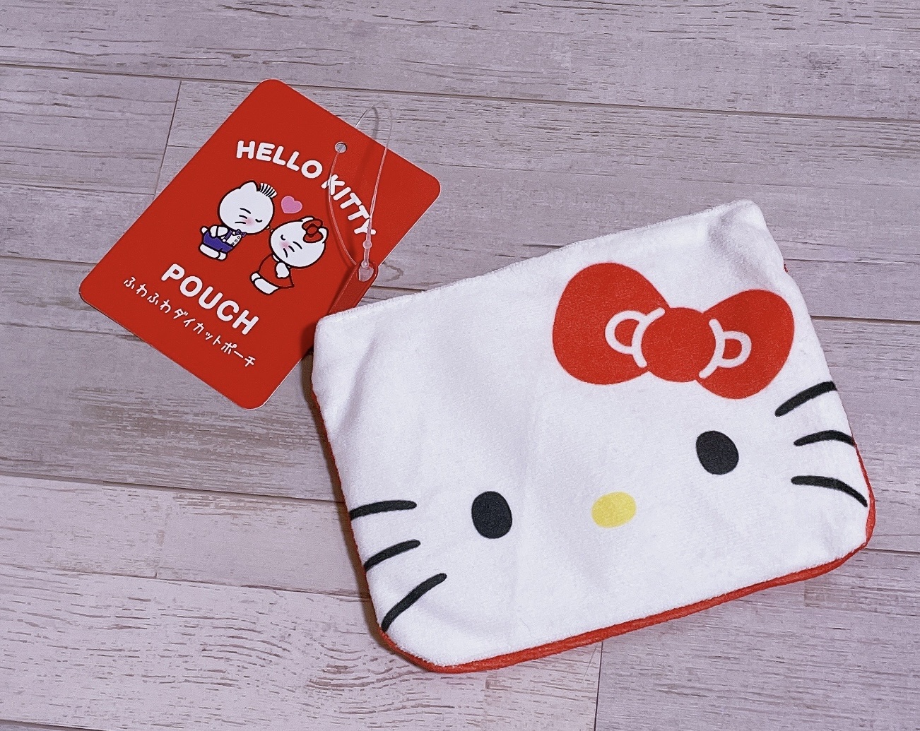 キャンドゥ
ふわふわダイカットポーチ


☑︎ハローキティ



ポケットティッシュサイズの
可愛いポーチ❤️

手触りが心地いい
ふわふわな生地で、
リップなど鞄の中で行方不明になりそうな
小さな物をまとめるのに便利✨



気になってい