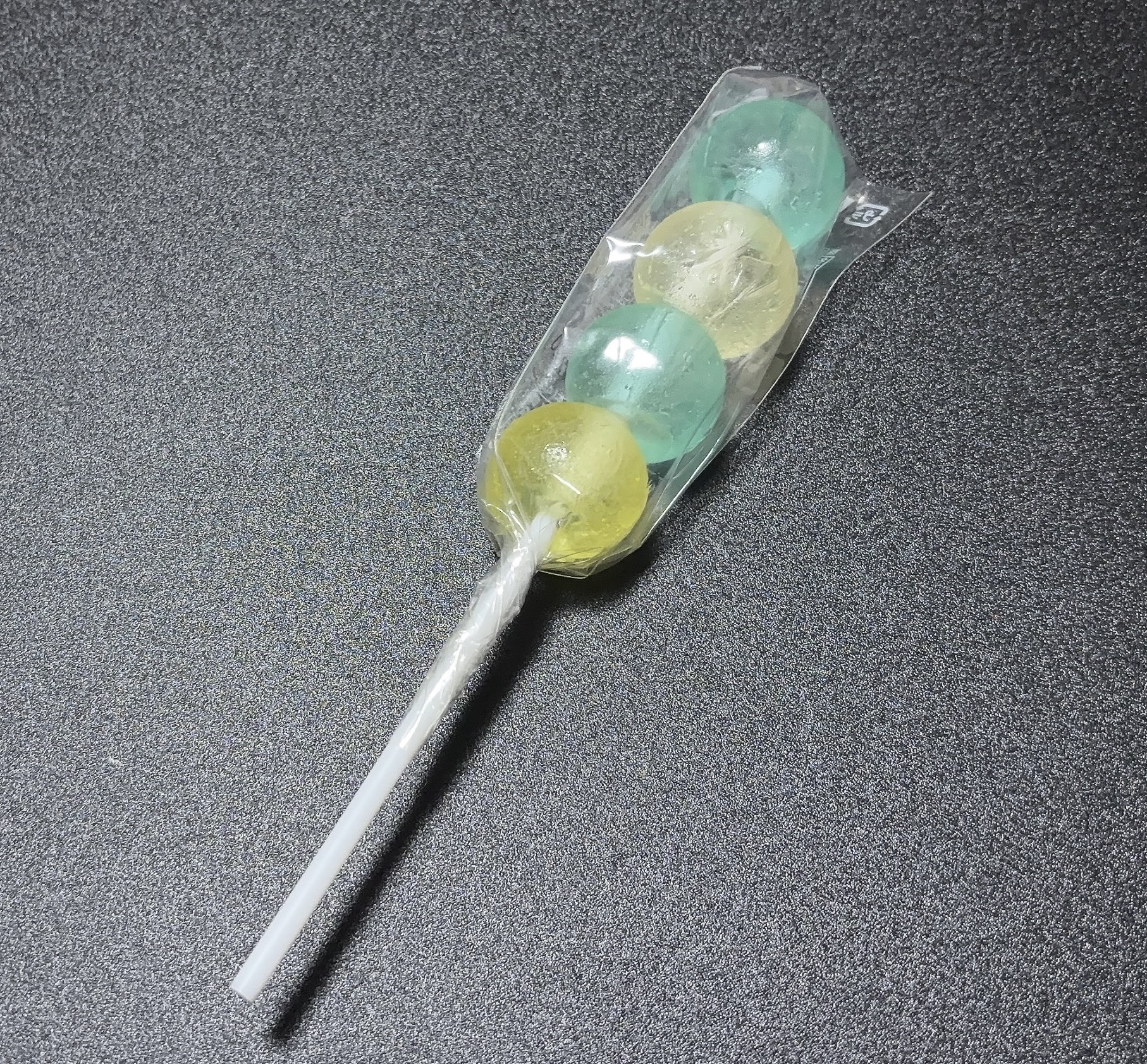 ☆DAISO 琥珀糖グミ　40g
原産国　中国

マルトースシロップ、砂糖、こんにゃく粉/増粘剤(カラギーナン、ローカストビーンガム)、pH調整剤、香料、光沢剤、着色料(黄4、青1)



＊＊＊＊＊＊＊＊＊＊＊＊＊＊＊＊＊＊＊＊
少し前に