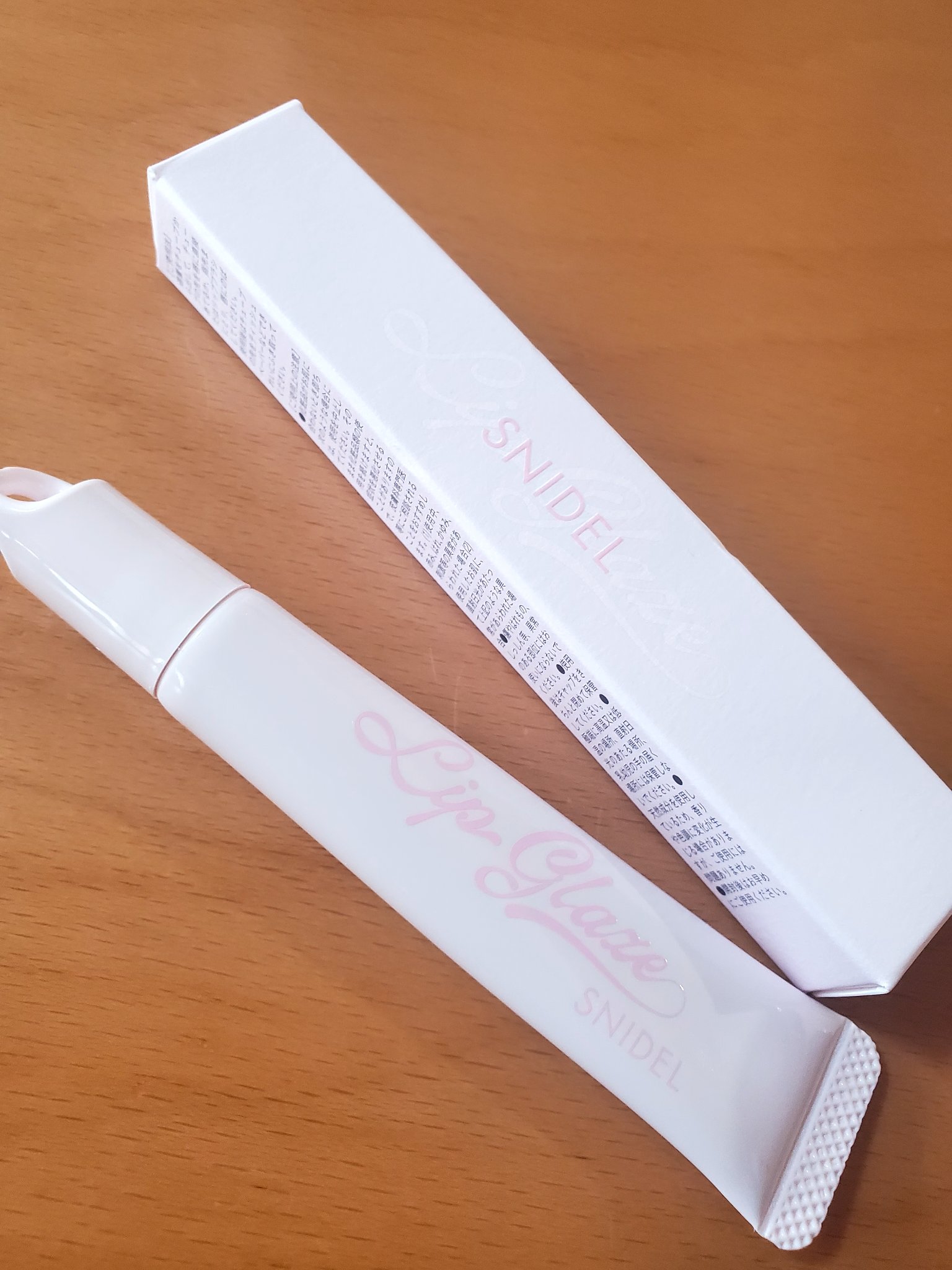 SNIDEL BEAUTY
SNIDEL リップ グレイズ
04 Mirror Mirror

snidelの新しいリップグロス
外出用の塗り直しや乾燥気になる時ように購入しました。
ほんのり色が付くのでリップの上から重ねて塗ってます。
ほ