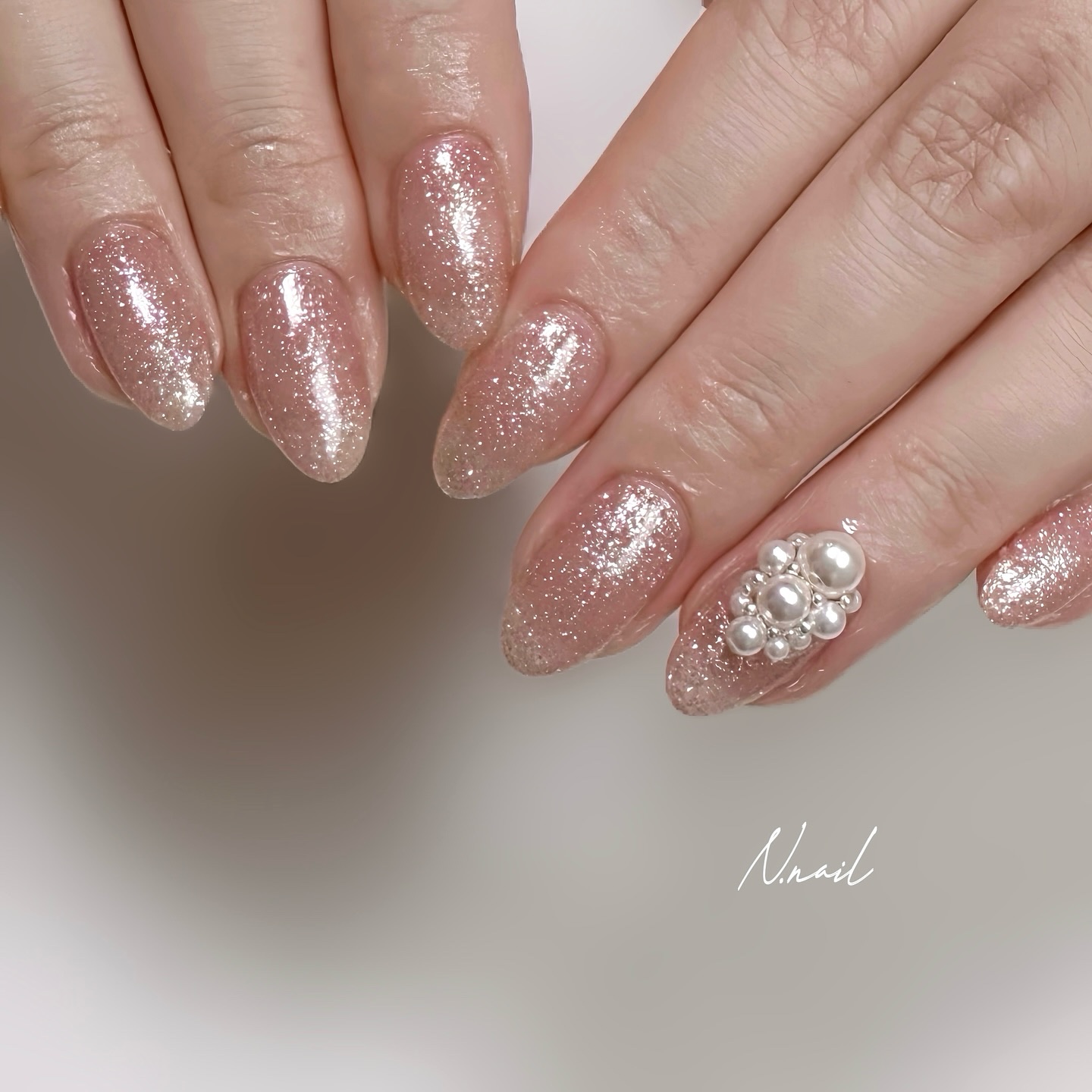 フラッシュにワンポイントで
パールコレクション😊
⁡ 
KIWA CRYSTALSのパール
ノンコーティングで美し✨

@ntob_nail 
PEARL Collection

⁡
⁡
#パールコレクション#パルコレ#フラッシュネイル#