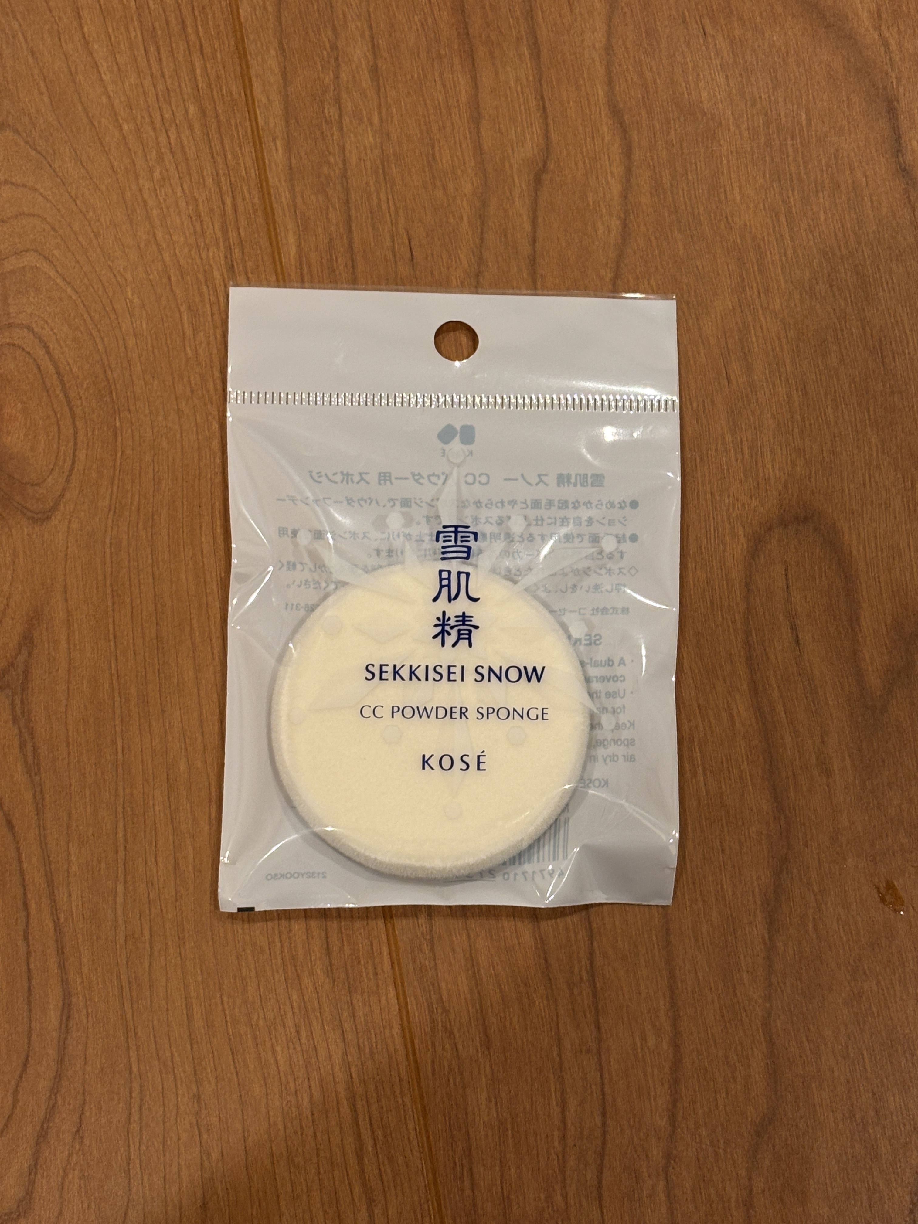 リピ3回目です！

表と裏で仕上がりの質感が変わります！
片面は普通のしっとりしたスポンジで、もう片面はルースパウダーに付属されているような短毛でふさふさとした質感のもの。
使う面によって仕上がりを変えられるそうです⛄️

雪肌精のケース