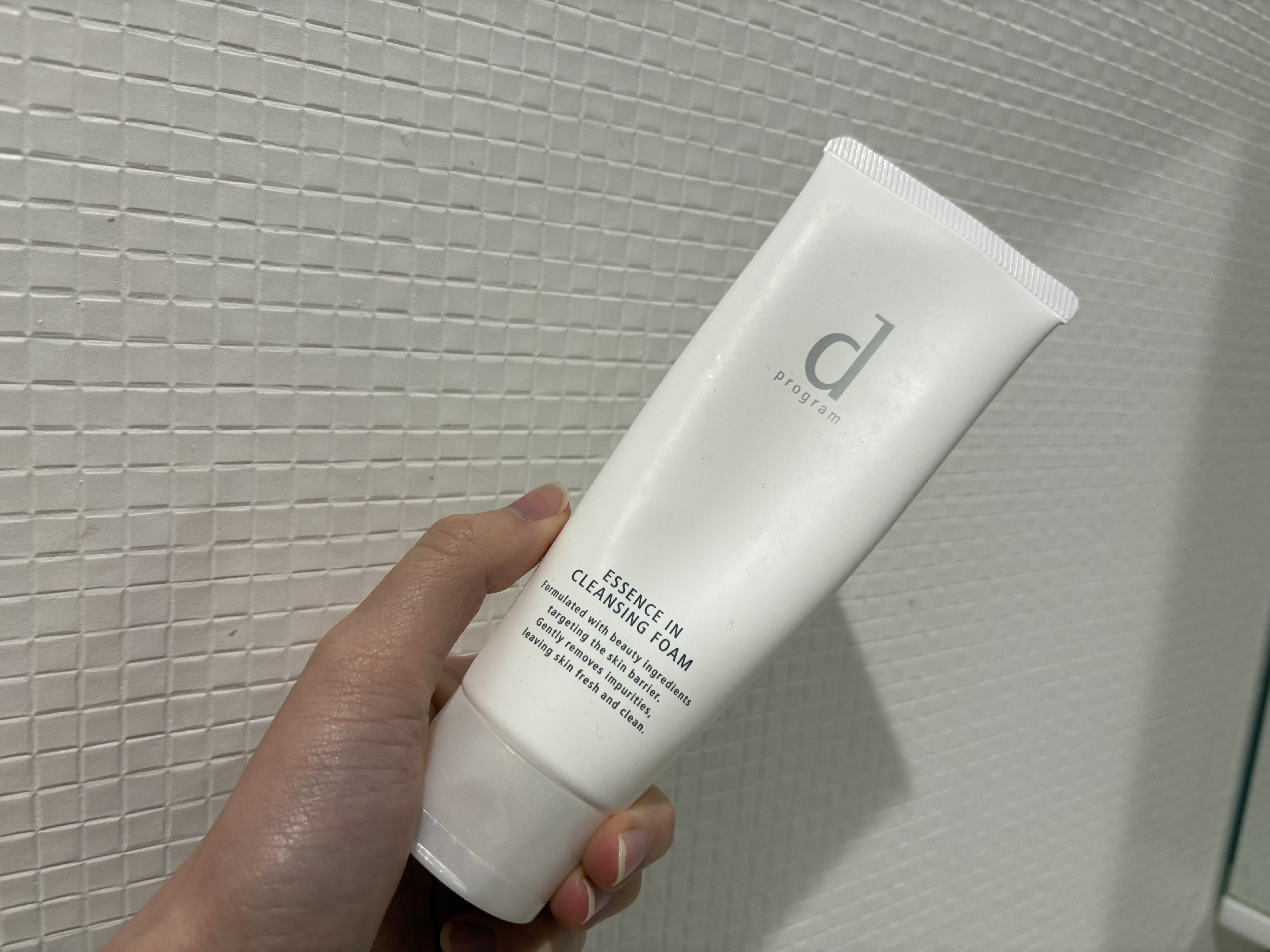 d プログラム
【エッセンスイン クレンジングフォーム】

リピ商品♡
季節の変わり目は肌が荒れやすい（ ;  ; ）
この時期も荒れやすいので、d プログラムの洗顔を使っています！！
こちらのおかげで今の所荒れていないので冬になるまでしば