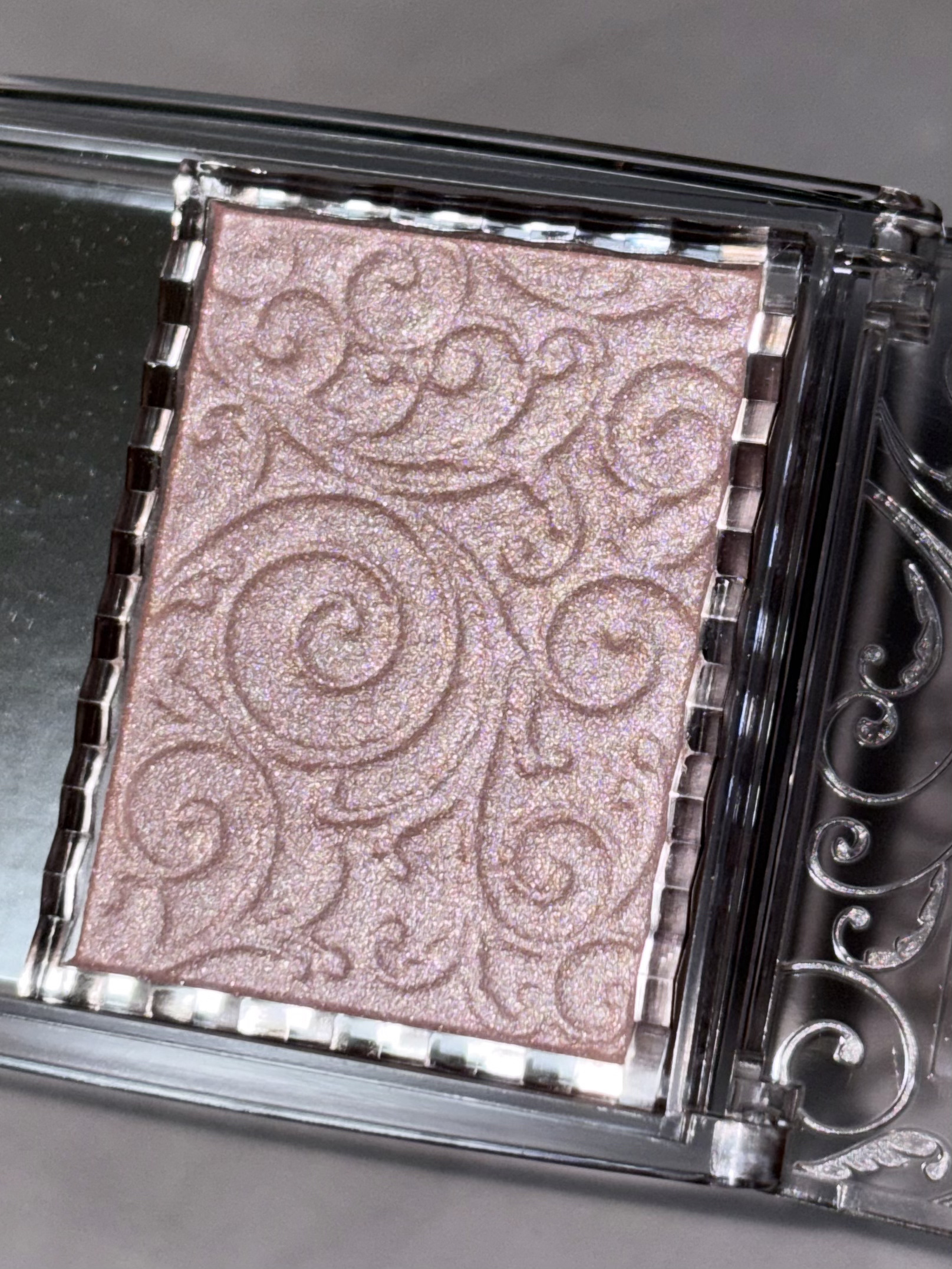 パールグロウハイライト 04 シェルピンク/CEZANNE/パウダーハイライトを使ったクチコミ（2枚目）