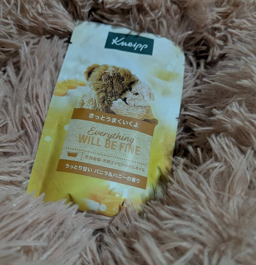 寒くなってくるとほんわか甘い香りが恋しくなりますね。
クナイプ バスソルト バニラ＆ハニーの香りはずっとリピートし続けています。
夏にもバニラハニーだったりしましたw
クナイプのバスソルト はどれもいい香りなのでボトルで買うとなるとかなり悩