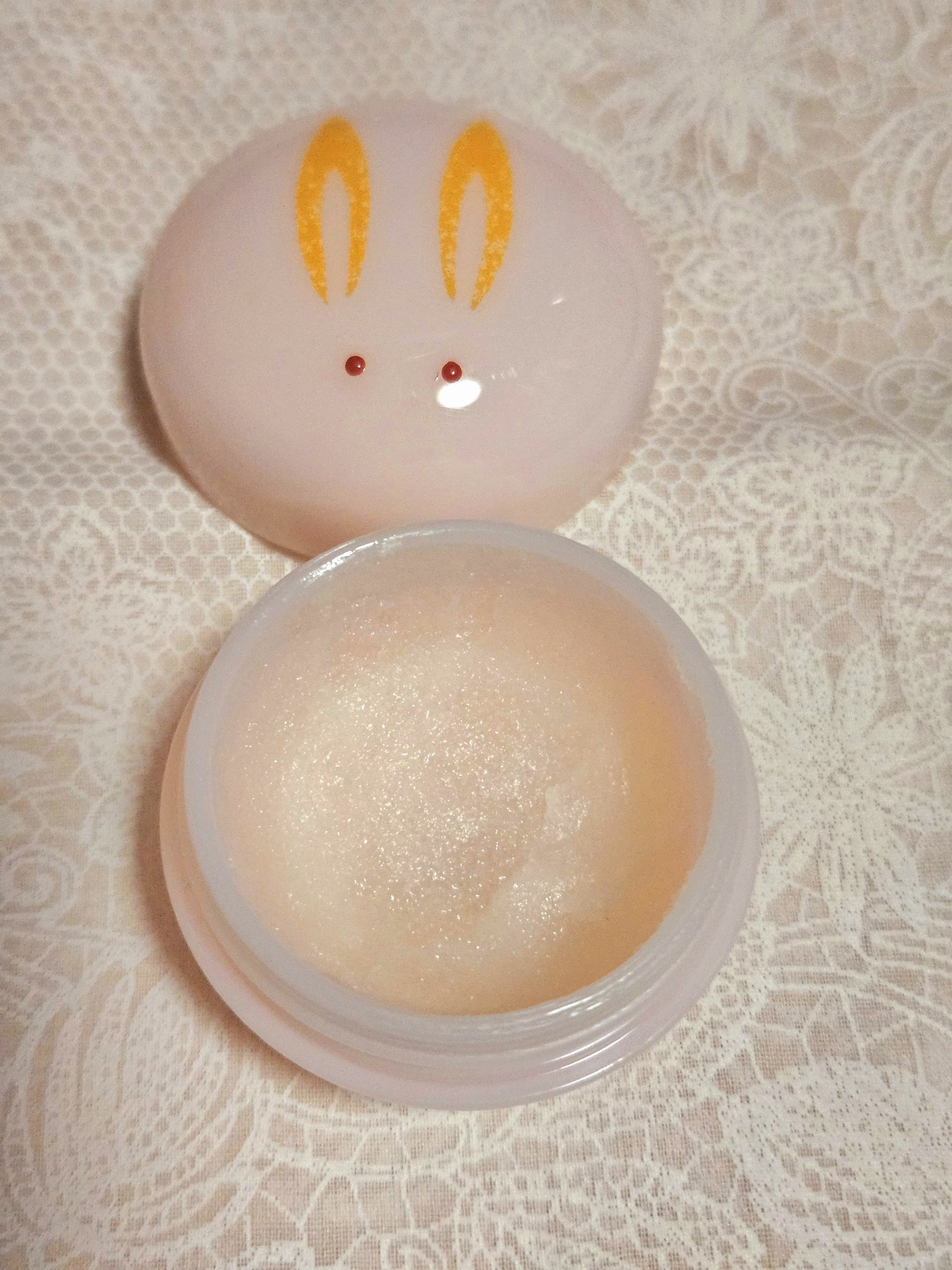 舞妓さんの練り香水 うさぎ饅頭のクチコミ「何年か前に京都展で購入した、うさぎの練り香水です🥰
舞子さんが使う香水らしく小さくて持ち運び便.....」（2枚目）