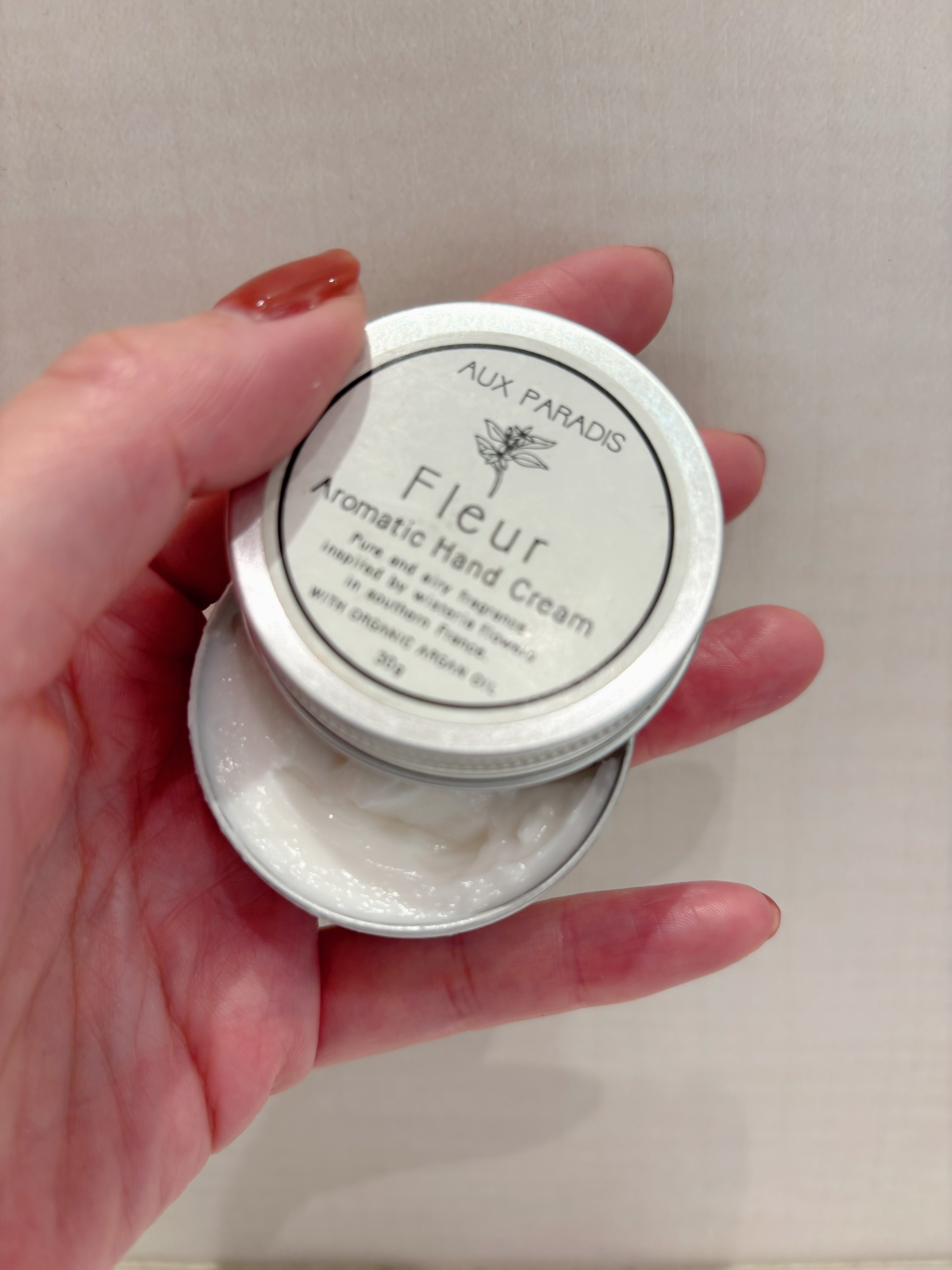 AUX PARADIS アロマティック ハンドクリーム #03 Fleurのクチコミ「【プチギフトに！】万人受けの香り🫧


つけた最初は少し甘く感じましたが、時間がたち馴染んだあ.....」（2枚目）