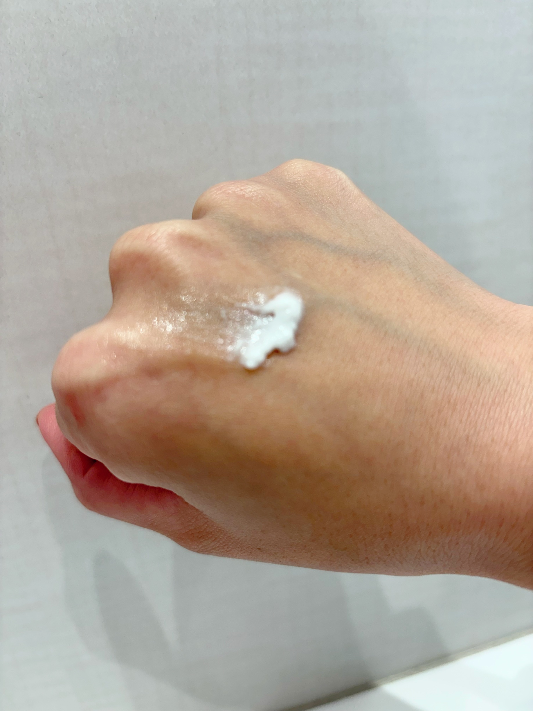 AUX PARADIS アロマティック ハンドクリーム #03 Fleurのクチコミ「【プチギフトに！】万人受けの香り🫧


つけた最初は少し甘く感じましたが、時間がたち馴染んだあ.....」（3枚目）