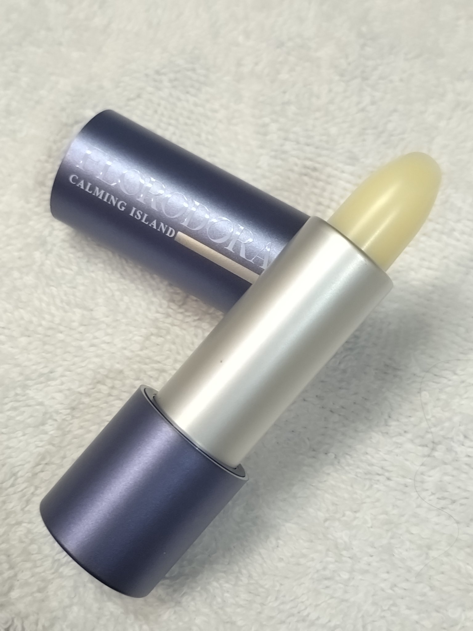 ひまわりの種、パルム由来スクアランなど
肌の保湿に良い自然由来成分を含んでいて
唇ケアできて
保湿膜を形成して水分蒸発を抑制してくれるの嬉しい🙌✨ 

テクスチャーは滑らかでベタつかなくて
軽やかな使い心地なので日中や寝る前にも快適✨

