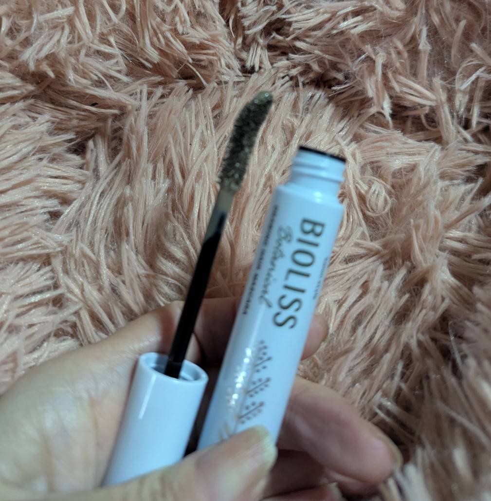 白髪かくしプラスうぶ毛メイクして小顔効果を狙って購入しました。
ウォータープルーフでこすれにも強いみたいで、まだ染めたくないかなって時に白髪隠しするのに便利でした。
コンパクトな容器で持ち運びしやすいのも気に入ってます。
