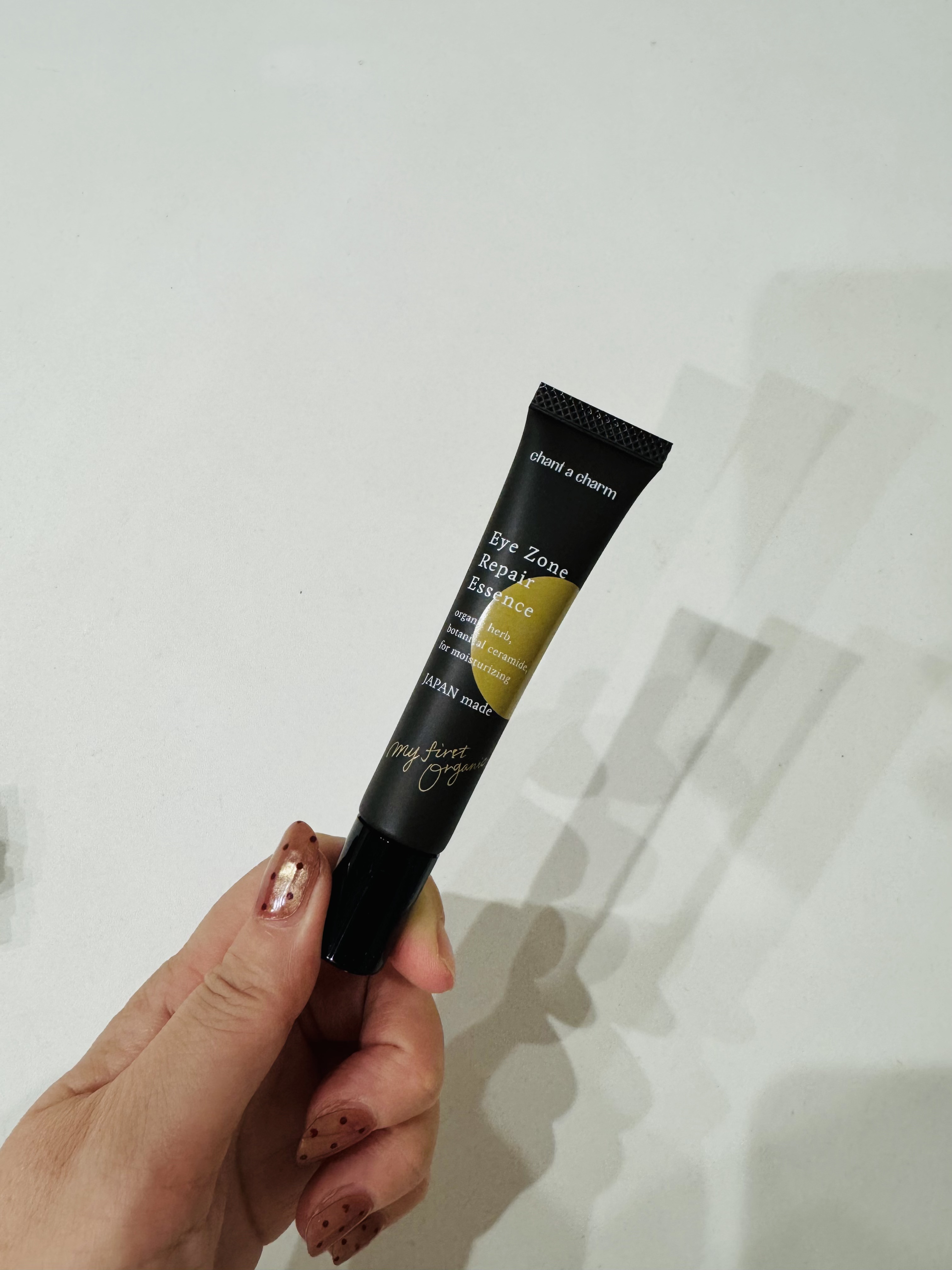 → “目もと美容液難民”に推したい！
乾燥小じわやくすみが気になる季節に、ピタッと密着してふっくら保湿。

アイクリームにしては、緩めテクスチャー。
目の周りの皮膚が薄い私は固めが苦手だから
このみずみずしさ好き♡
ヘッドがついてるからマッ