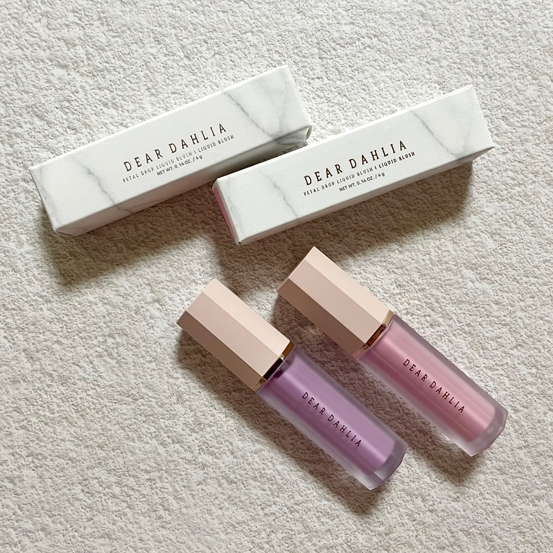 ディアダリア
ペタルドロップリキッドブラッシャー

＼ふんわりと花びらが染まったように頬を彩る／
ウォーターセラムのようなみずみずしいテクスチャーで、重ねるほどに透明感のある血色※を感じる仕上がりに✨
指で軽くポンポンとのせるだけで、自然な