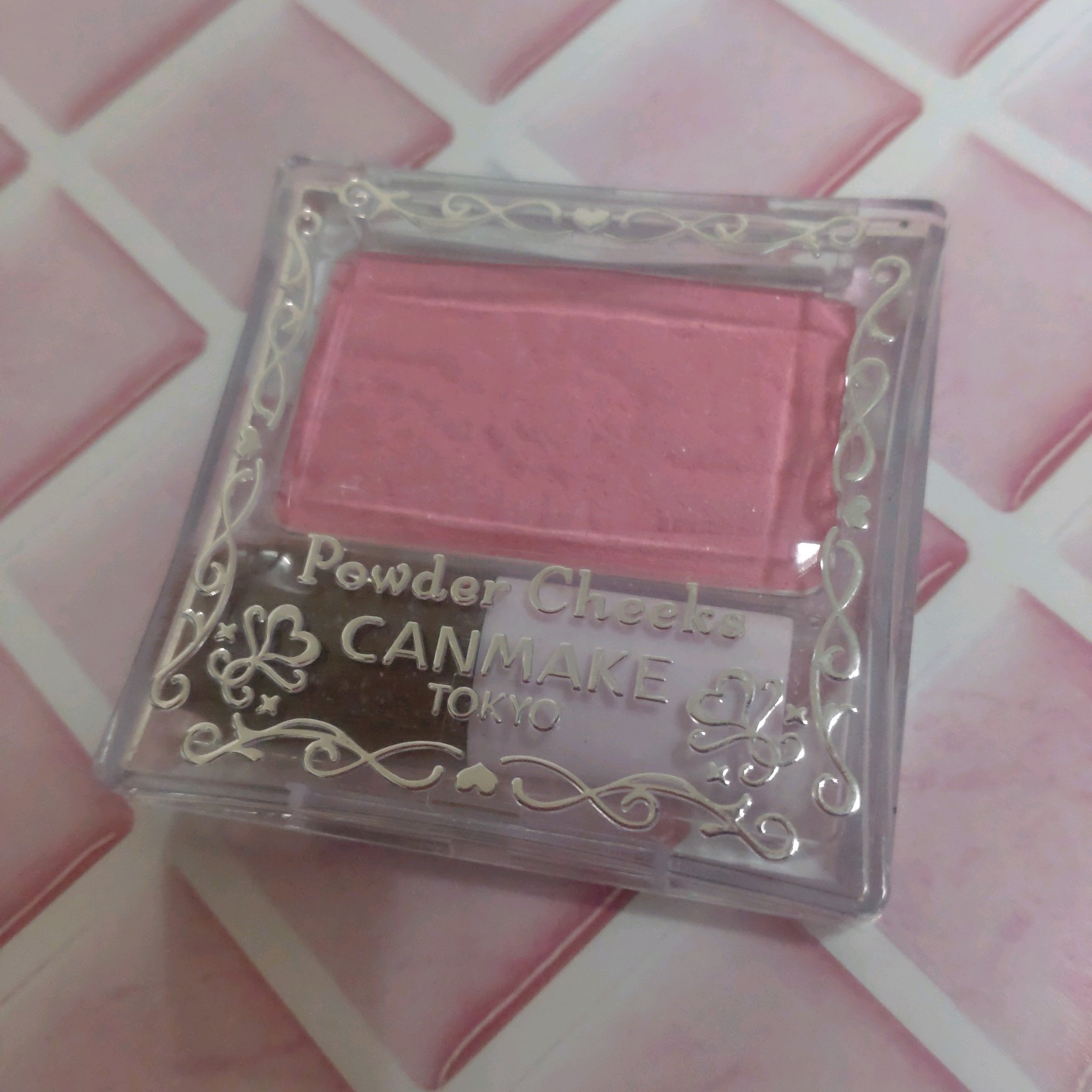 名前からkawaii

白みピンクでラメ入り
ラメ入りチークは毛穴が気になるからあんまり得意ではないんですが、色味が可愛いから使ってます(毛穴は目立ってるかもしれないけど💦)
大きめの筆でぽふぽふ塗ると顔が明るくなるので、パウダーチークだ