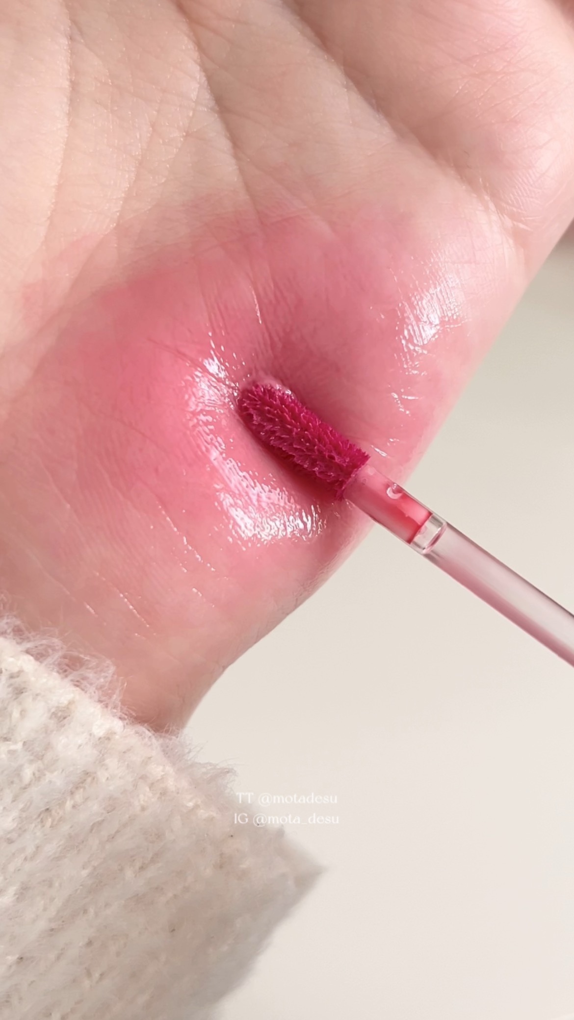 またまた可愛すぎるリップ見つけたよ🐮🤍
誰かわかる人いるかな‎.⚯̫
当てられたらすごい


正解発表は次の動画で🫶🏻

#リップ #ティント