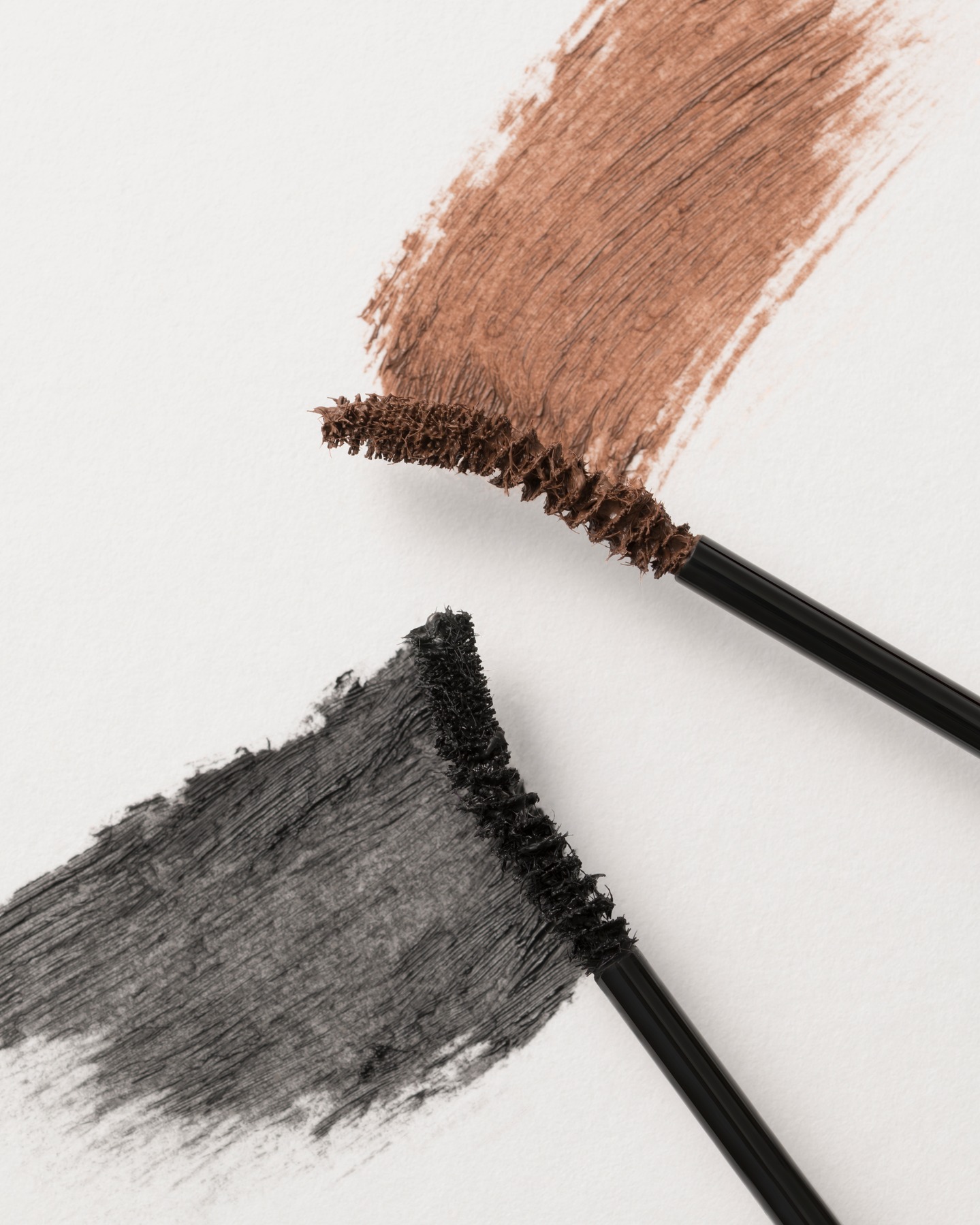 ＼あなたはどっち派？🖤🤎／
“盛れるまつ毛”は、色選びでもっと変わる。

簡単ひと塗りで束感×上向きロングが叶う
《チアミー カール＆キープ マスカラ》から
定番カラーの魅力をあらためてご紹介🪄✨

✔ 漆黒でくっきり、インパクト重視