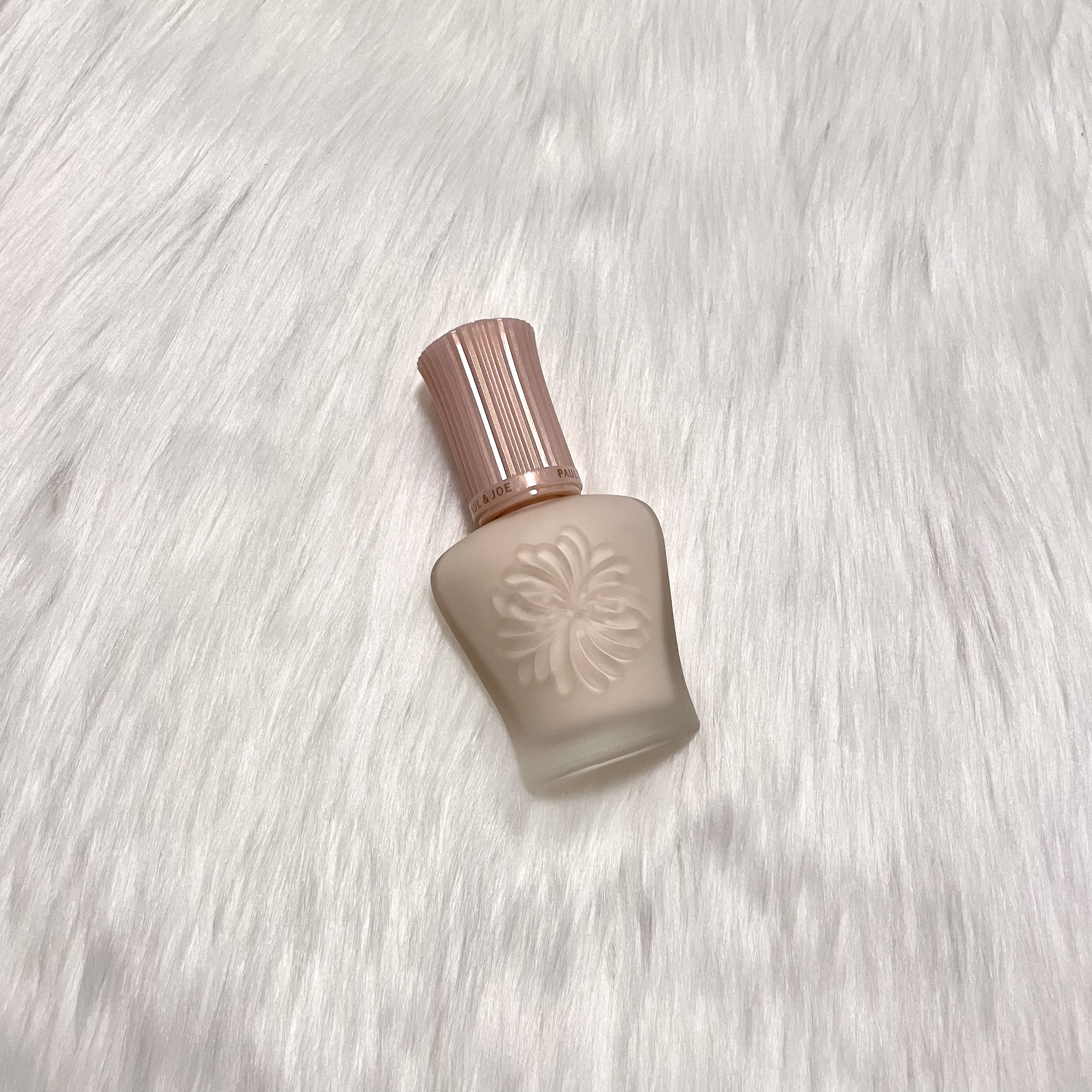 ✍🏻⌇PAUL & JOE BEAUTE モイスチュアライジング プライマー 01

ずっとうるおって、素肌よりツヤっぽい。 
自然にトーンアップ*¹して、もとからキレイになりすます。 
生ピュア*¹肌つづく美容液プライマー。
*¹メイク