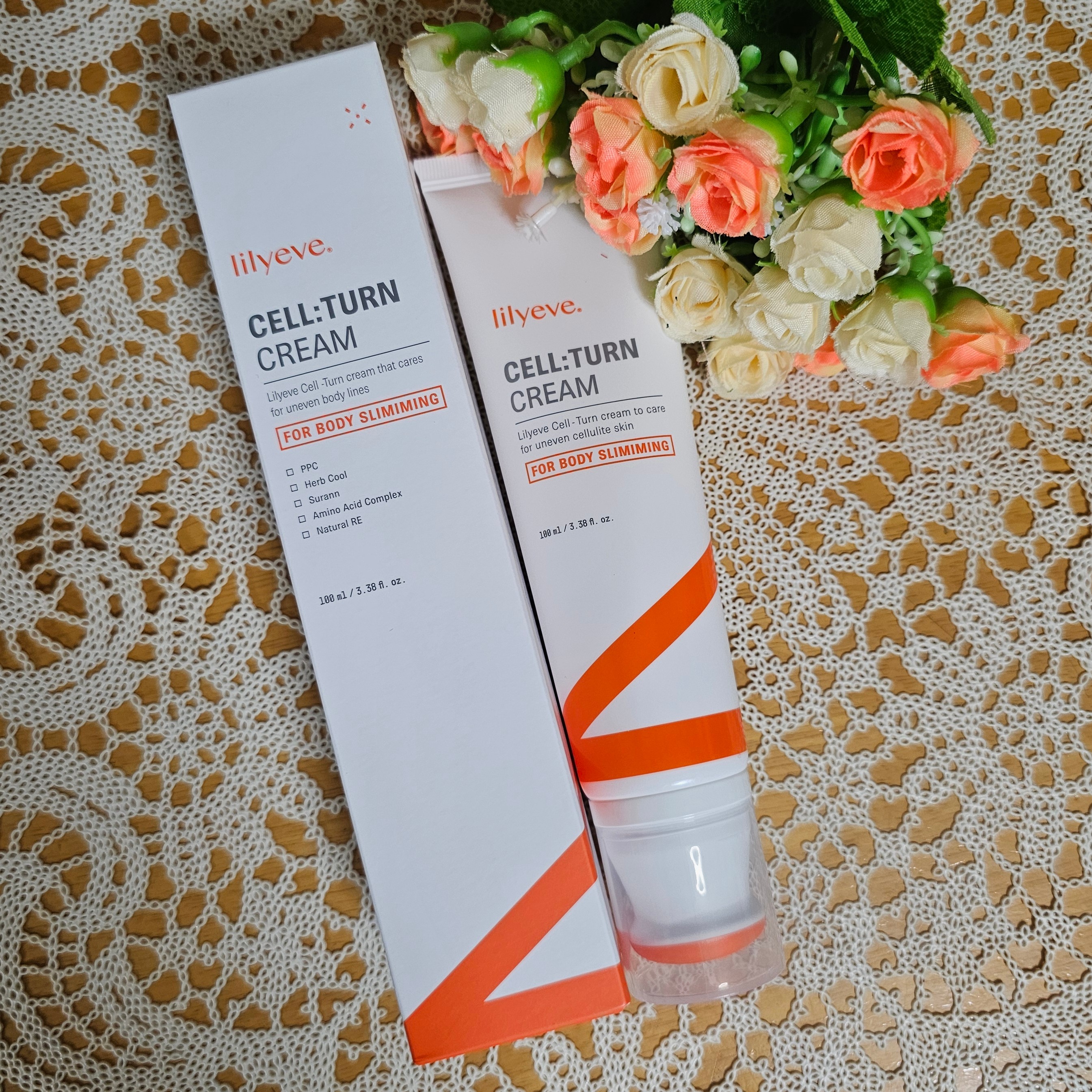 リリーイブの商品って使いやすい商品だなって思いますが
こちらも、面白いリフトアップクリームです
なんとかっさ付きのクリームなんですよ

白とオレンジカラーだからかな？
何だか、明るいイメージのクリームですね
内容量は、100mlです

オレ