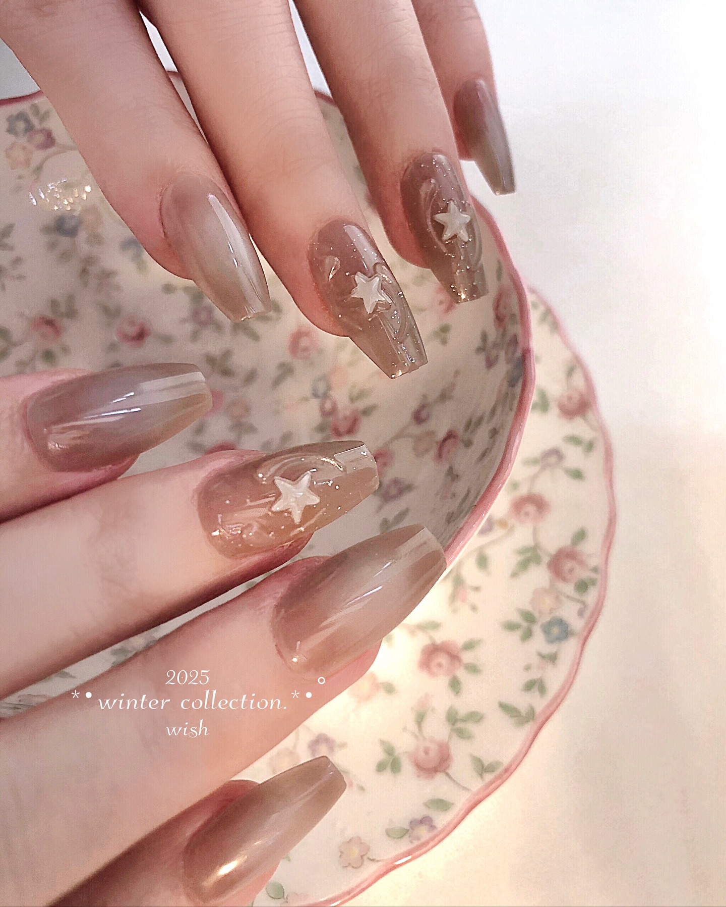 #ネイル,#秋冬ネイル,#オータムネイル,#ウィンターネイル,#グラデーションネイル,#ベージュネイル,#ミルクティーネイル,#シンプルネイル,#韓国ネイル,#水光ネイルのネイルデザイン