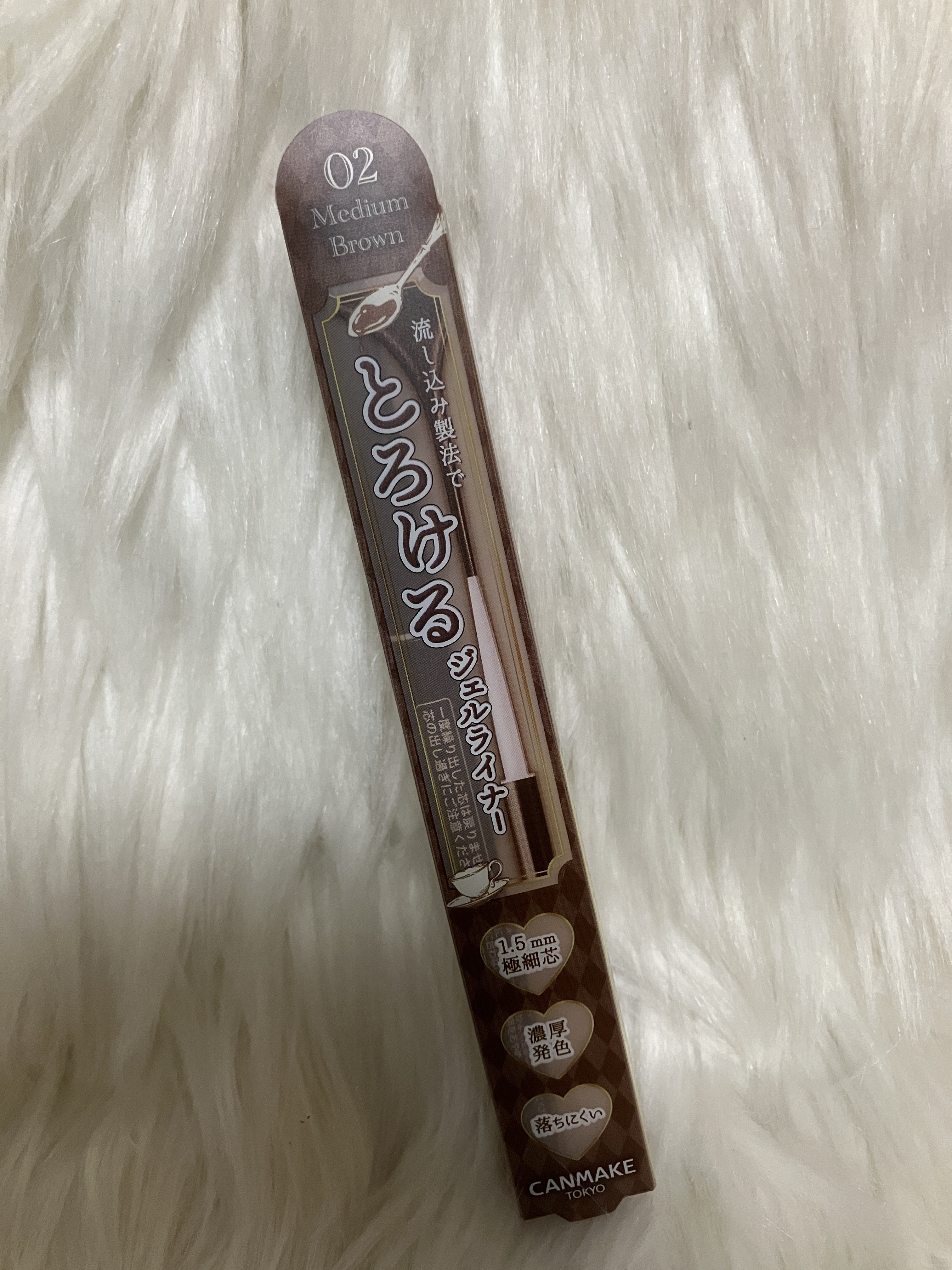 02 ミディアムブラウン

前に買ったことがあるけど、久々に使いたくなって買いました！

クレヨンみたいに軽いタッチでめちゃくちゃ発色するので、失敗できないプレッシャーはあるけど笑、描き心地がいいです✨

ミディアムブラウンと言っても、結構