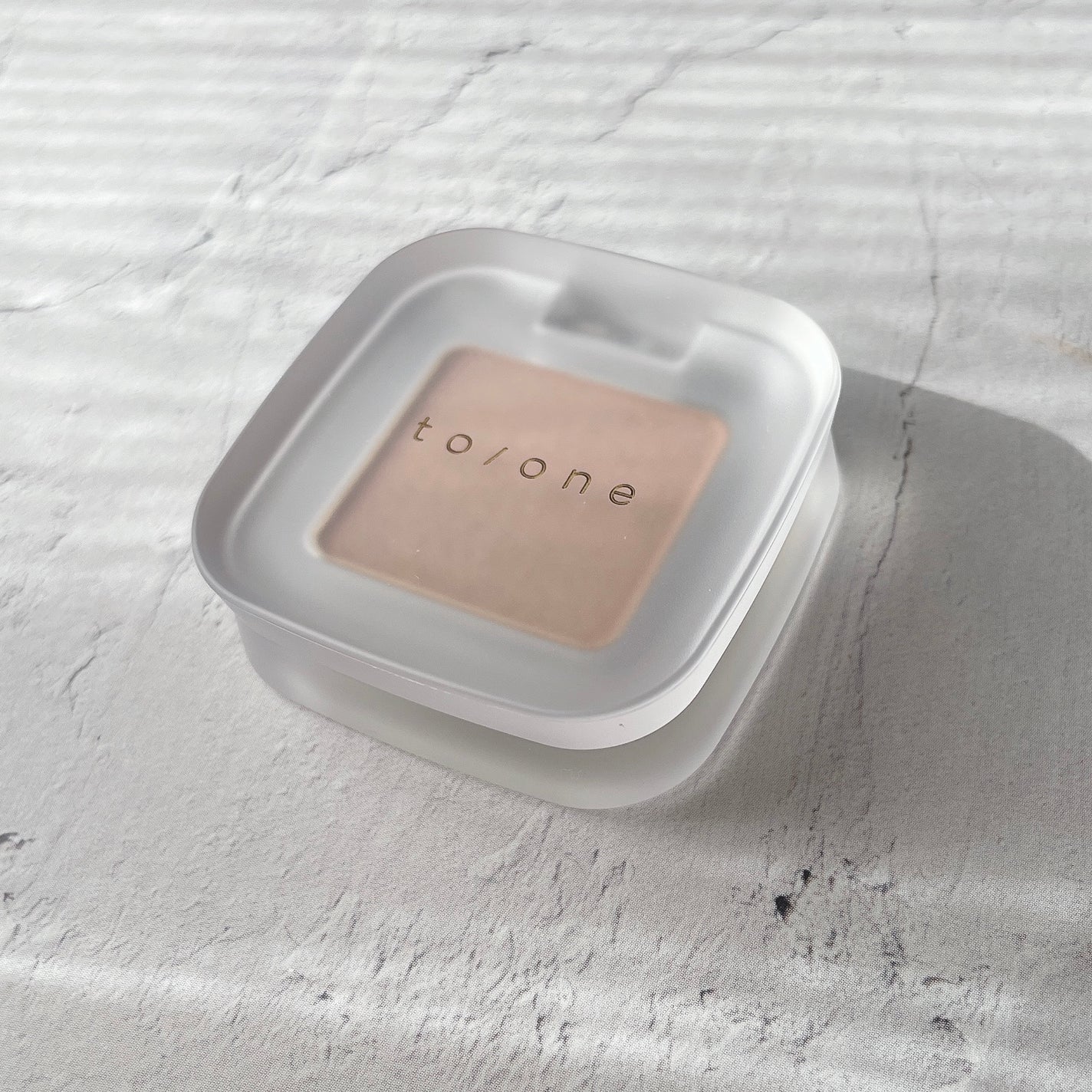 トーン ペタル フロート アイズ/to/one/単色アイシャドウを使ったクチコミ(3枚目)