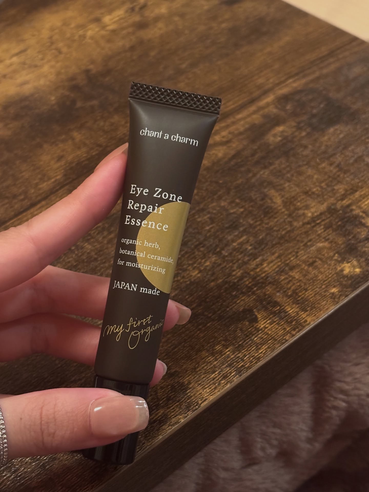 chant a charm  アイゾーンリペアエッセンスのクチコミ「チャントアチャーム
アイゾーンリペアエッセンス

目元のハリ感気になってきた…
最近は特に乾燥.....」（1枚目）