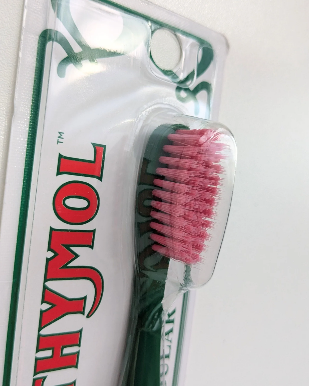 EUTHYMOL レギュラー歯ブラシのクチコミ「レトロかわいいデザインで毎日の歯磨きが楽しくなる🩷
【商品】
EUTHYMOLのレギュラー歯ブ.....」（3枚目）