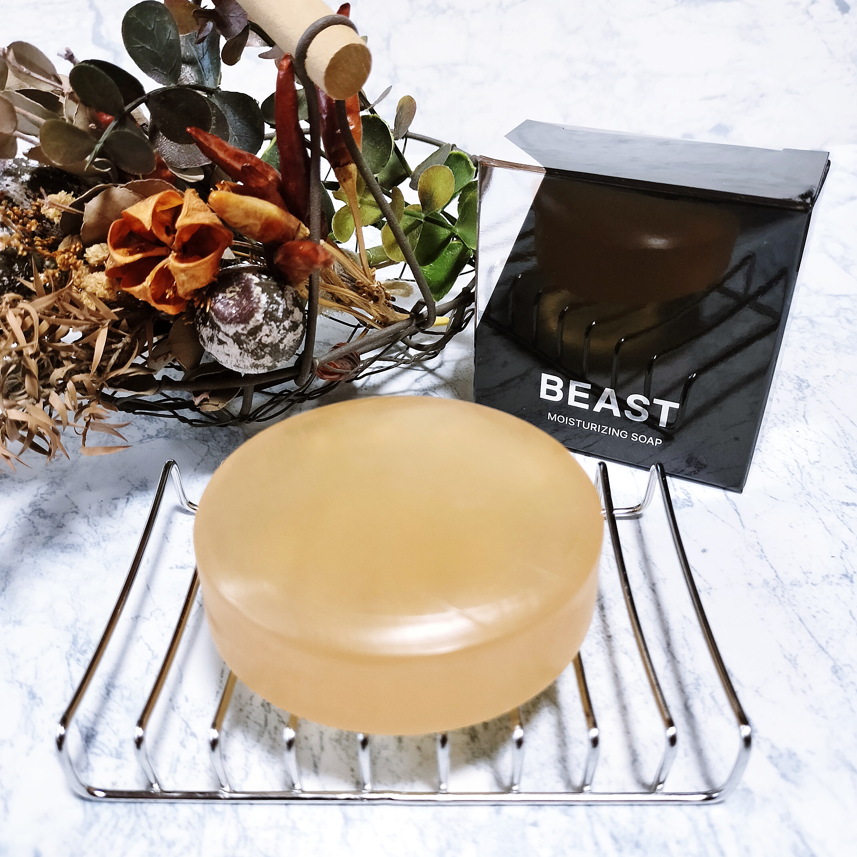 身体も顔も洗える、シンプルなオールインワン
BEAST モイスチャライジングソープ


天然由来成分77.9%
美容液成分59.6%配合（全11種）
富士山の雪解け水をベースに、
肌をうるおしながら洗い上げるオールインワン石けん。
古い角質