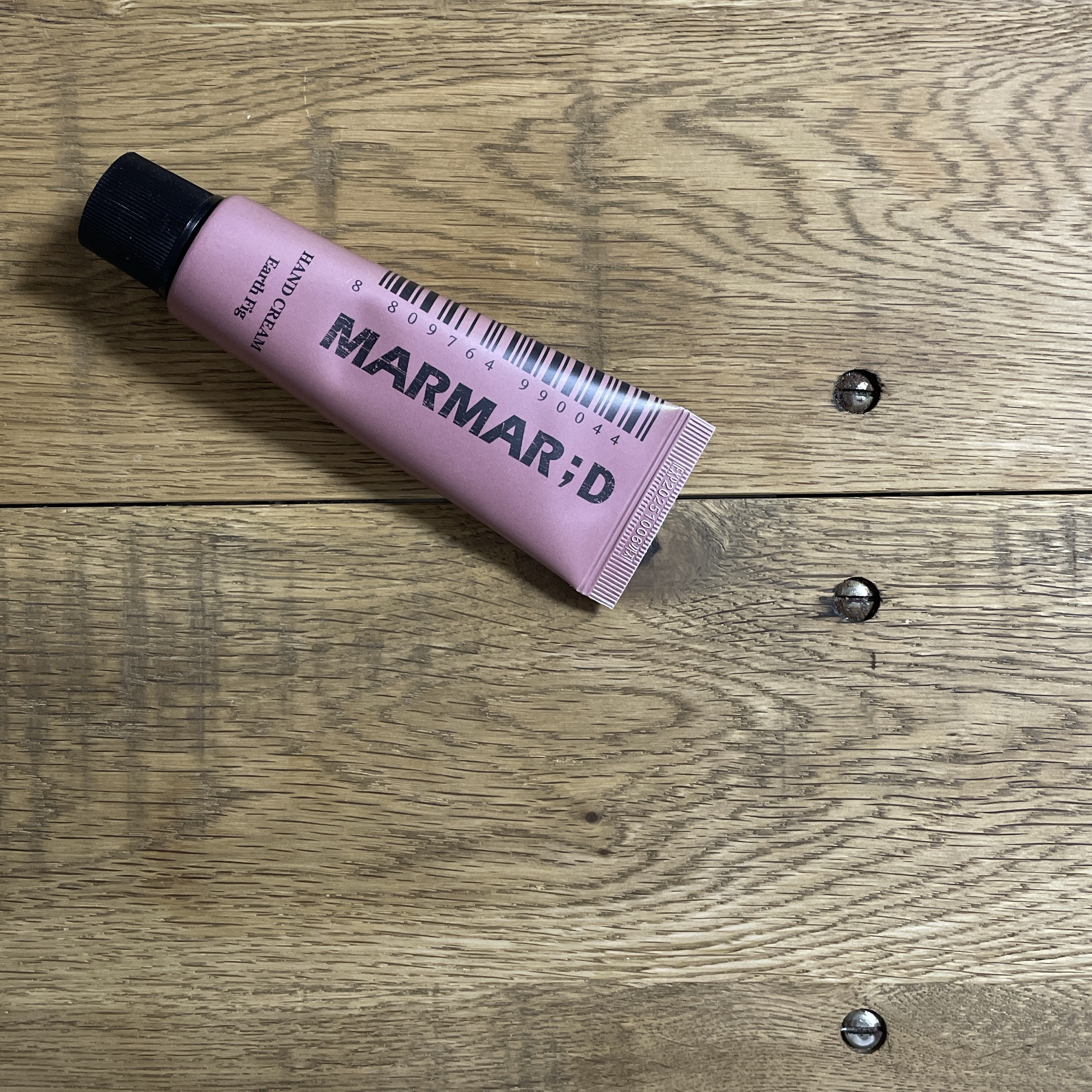 MARMAR:D▸▸ハンドクリーム アースフィグ

韓国発のブランドさんです

MARMAR:D様のハンドクリームはこれで
3本目

手荒れが酷く薬用のものを使用してましたが香りが良いものに戻そうと久々MARMAR:Dです

ヒノキとベルガ