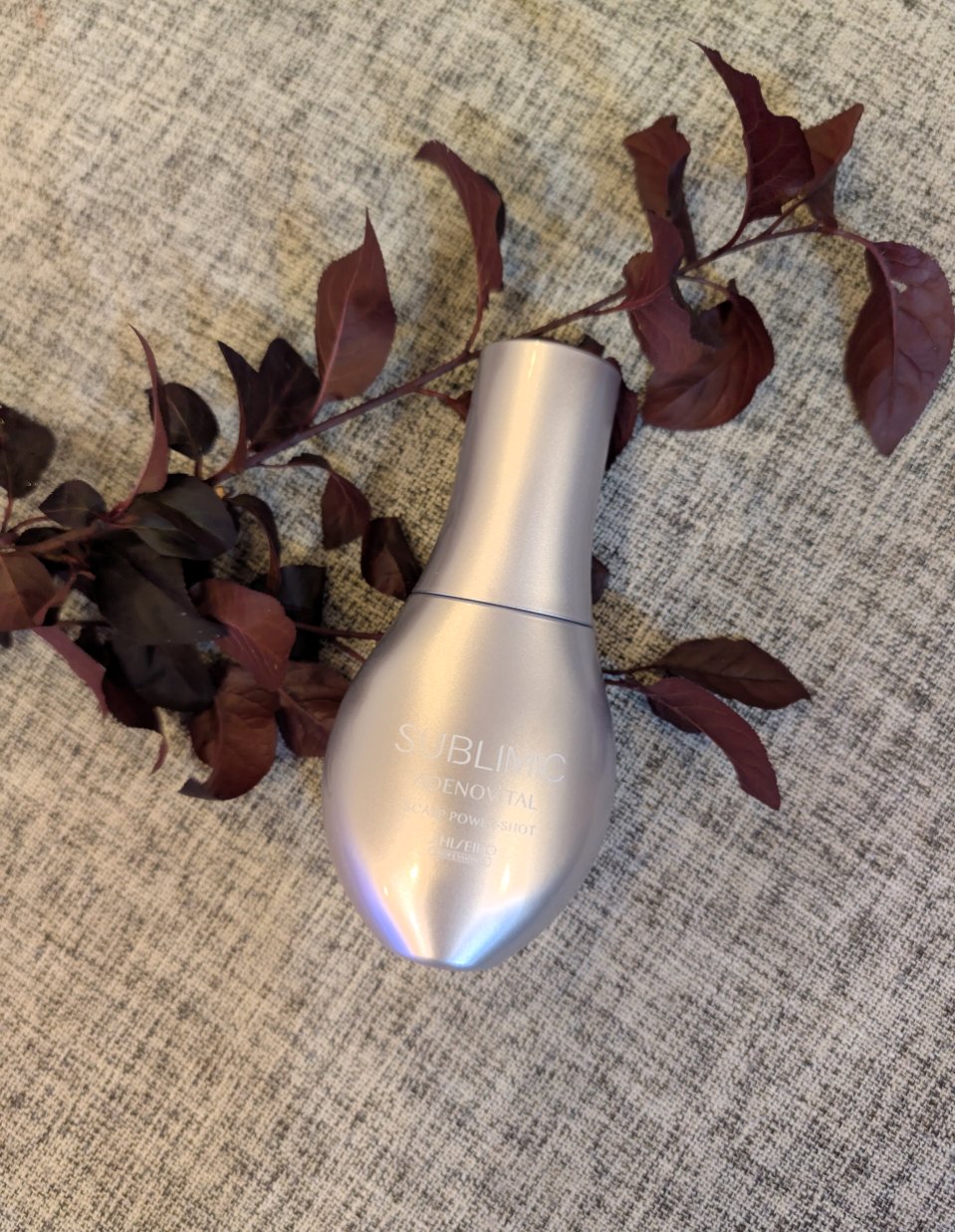 サブリミック / アデノバイタル スカルプ パワーショット

頭皮深層にアプローチする育毛エッセンスです！

スプレー式になっているので片手でも使いやすくて透明な細かい霧って感じでべたつきが少なく使用しやすいです。

スタイリッシュなデザイ