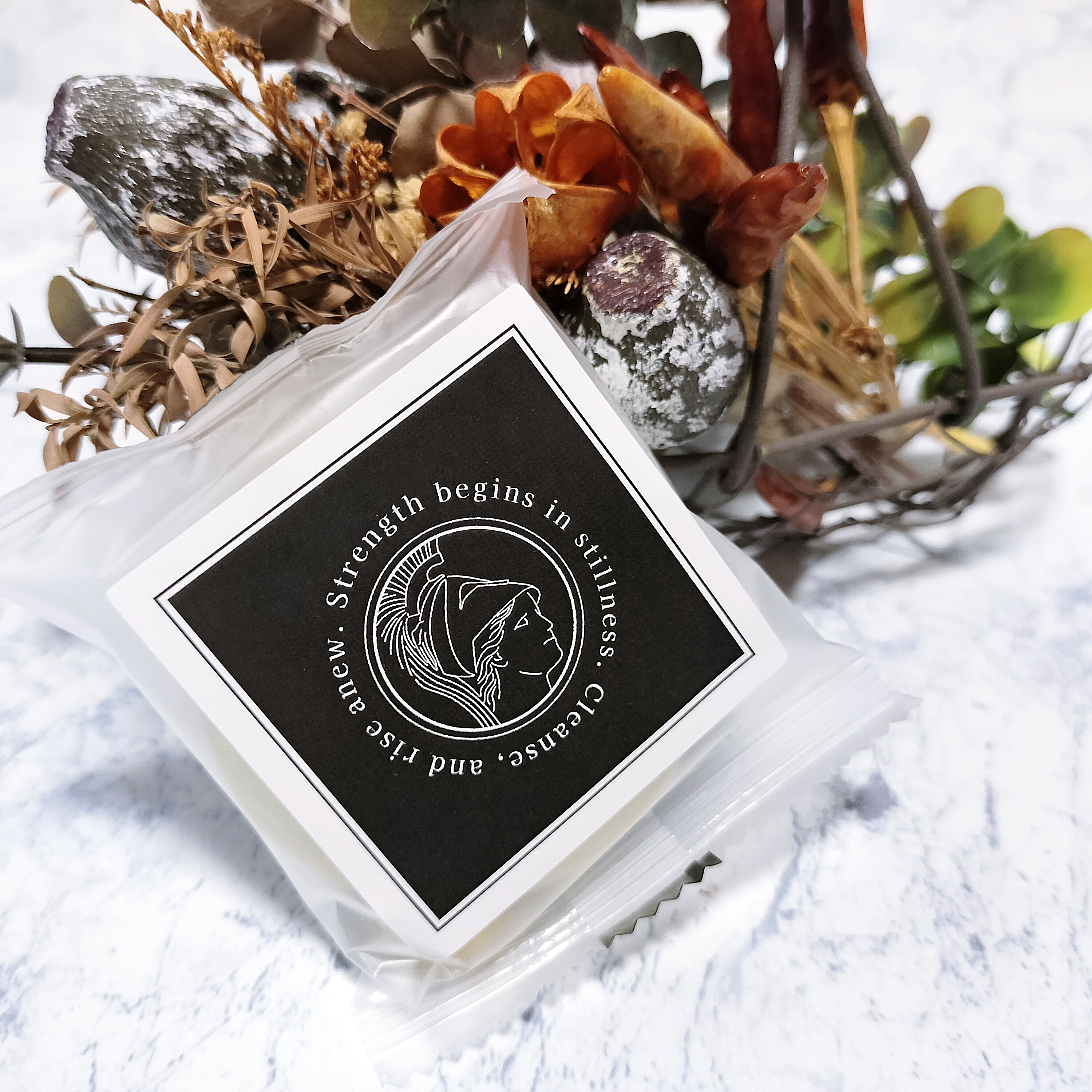 美容洗顔石鹸
BEAST BASIC SOAP
ビーストベーシックソープ


天然由来成分77.9%
美容液成分59.6%
厳選された美容成分
・富士山麓の雪解け水（保湿成分）
・クリ渋皮エキス（キメを整え、引き締め）
・秋田産フキ芽エキス