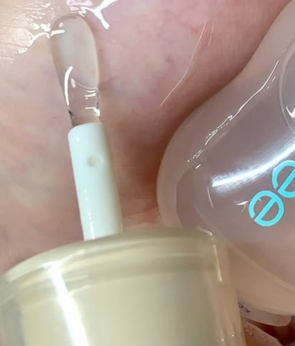 フィー 3Dチェインジンググロス 00 クリア/fwee/リップグロスを使ったクチコミ（3枚目）