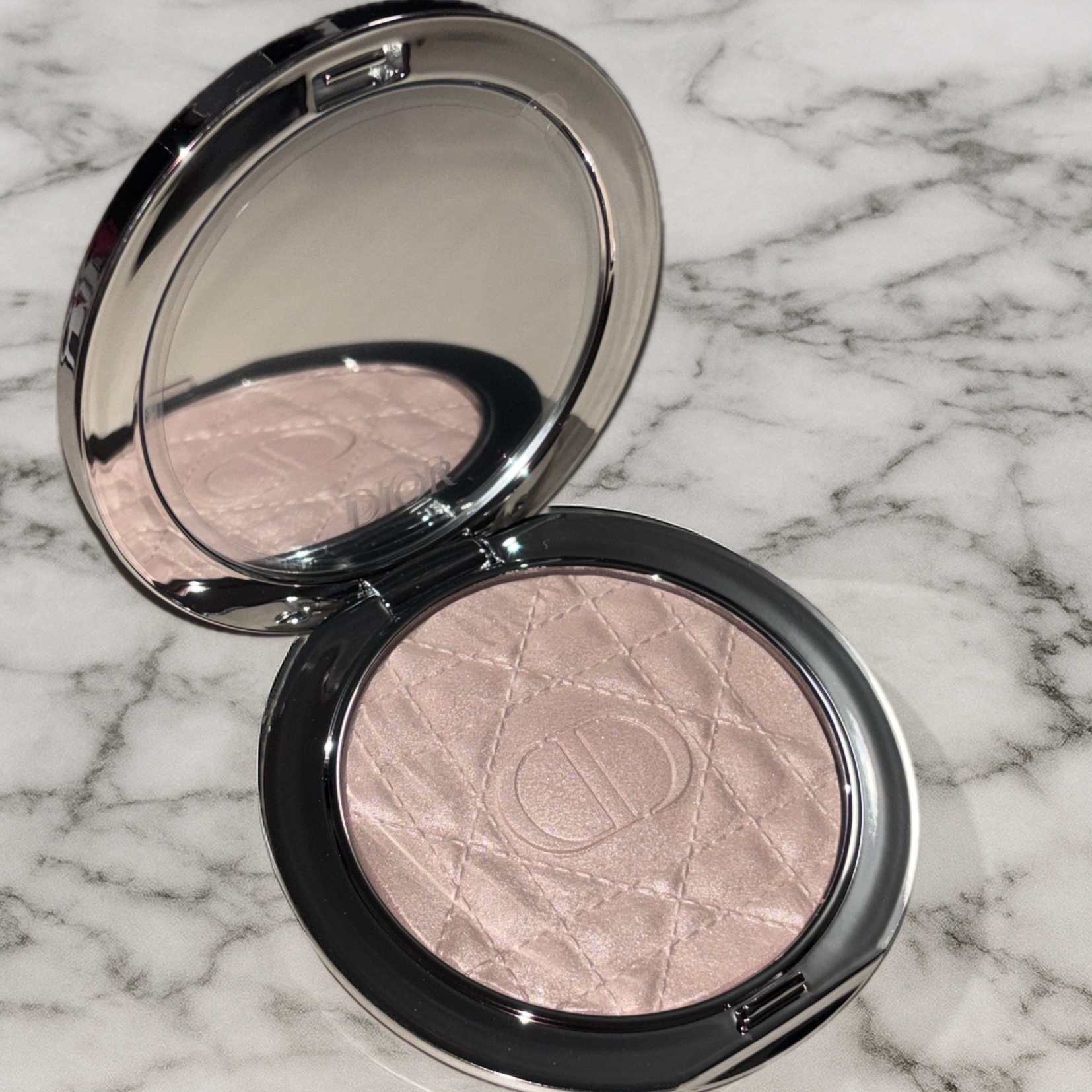 ディオールスキン フォーエヴァー グロウ ルミナイザー 03 ピンク ヘイロー/Dior/ハイライトを使ったクチコミ（1枚目）