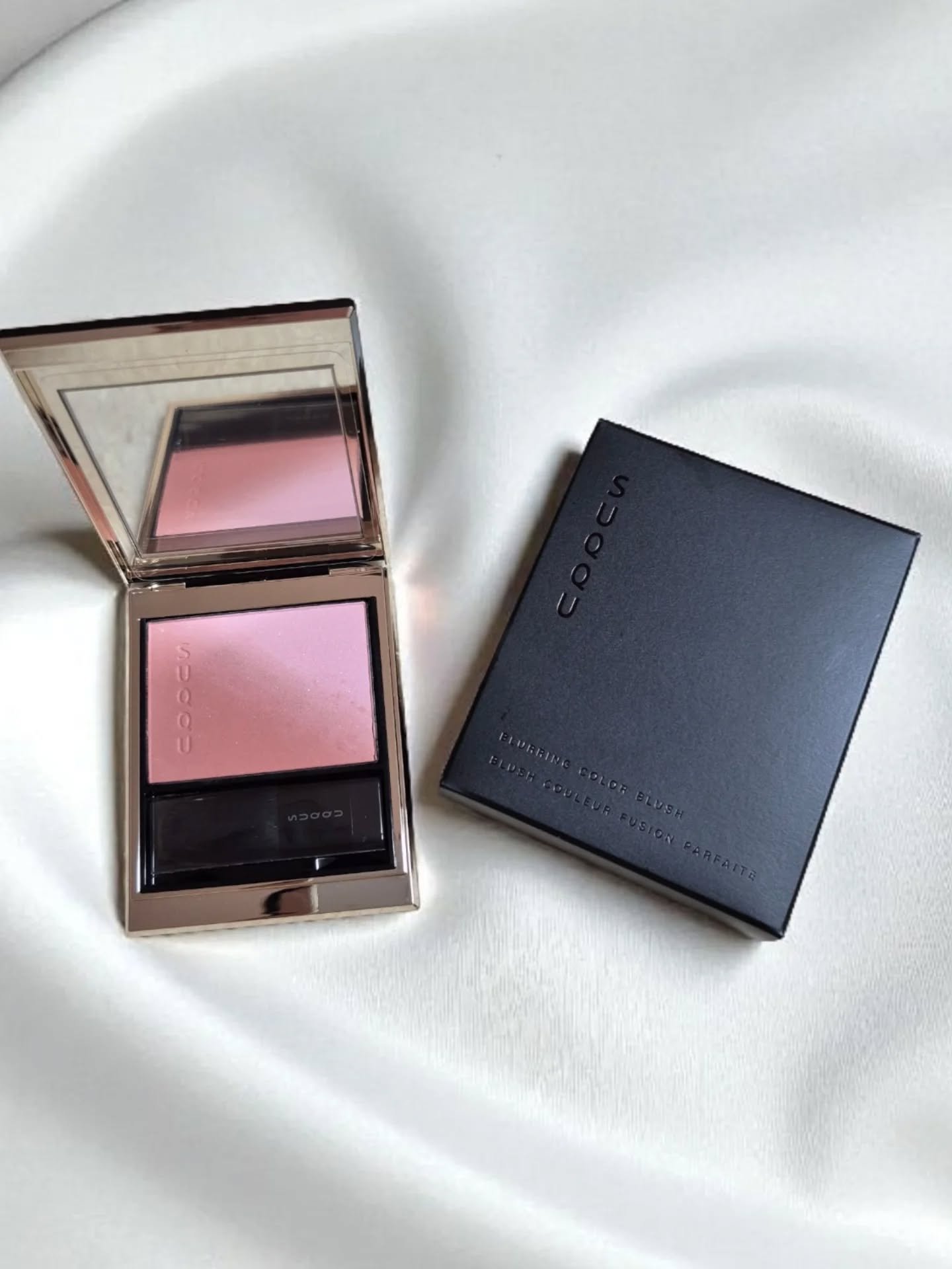 【SUQQU】 
ブラーリング カラー ブラッシュ07
 彩望 -AYANOZOMI（ピュアレッド×クリアピンク）🌸 

小豆レッドとクリアピンクのグラデが可愛い🥺❤
上品な艶と血色感！

@blanclapin_official から