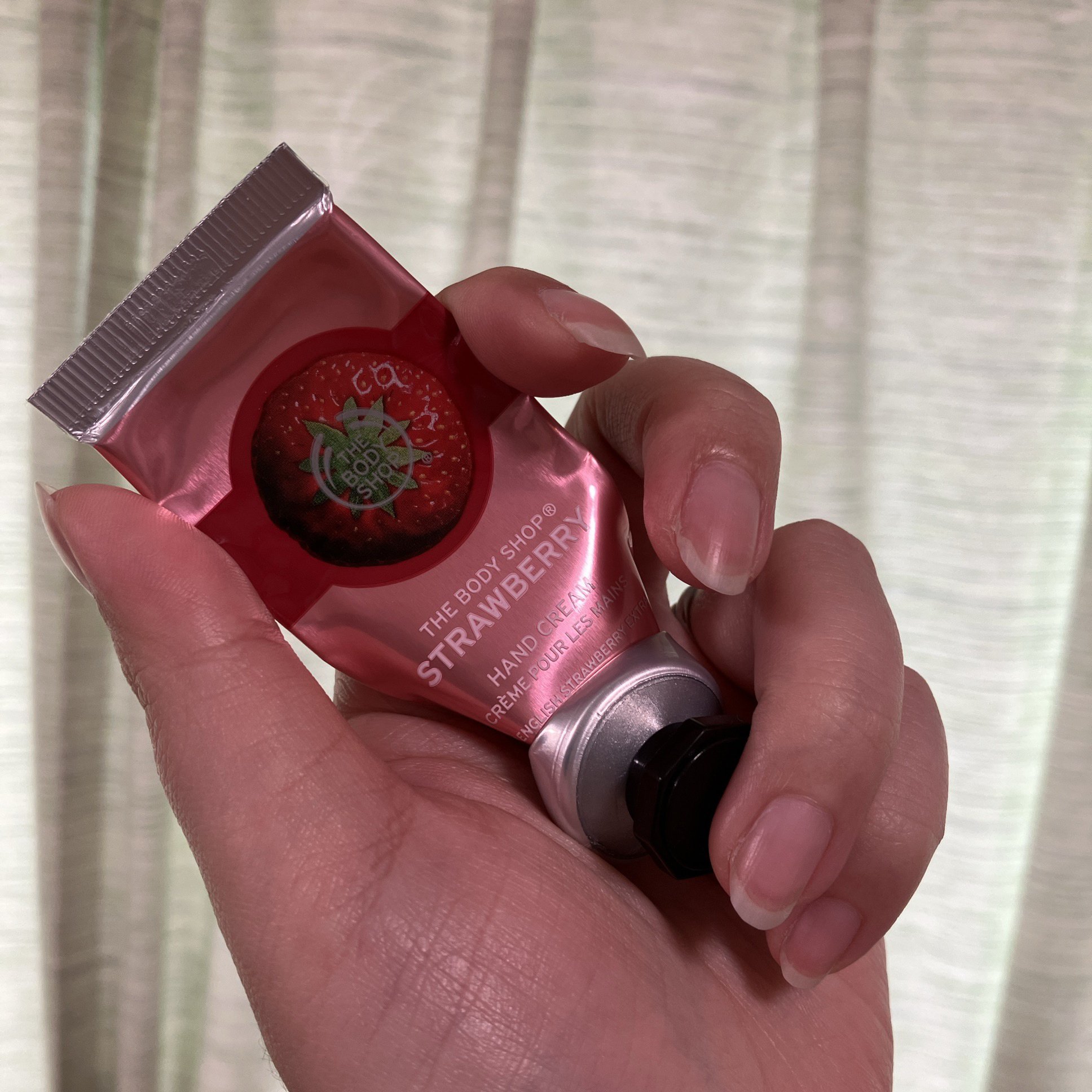  #使い切り

THE BODY SHOP
  ハンドクリーム ストロベリー


LIPS SHOPPINGで購入した
THE BODY SHOPのハンドクリーム！

クリームと思ってたんですが
まさかのジェル系！！！
ヨーグルトのチューブ