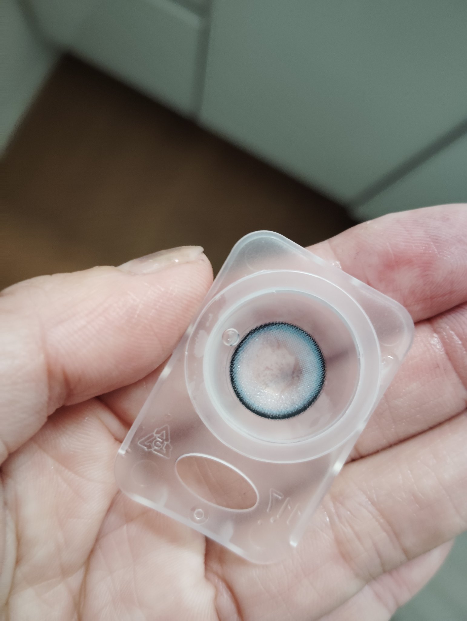 MEIxis　MEIxis 1day　アクアリウム

1DAYカラコン
DIA14.5mm
着色直径13.8mm
BC8.6mm
水面に煌めく幻想的なアクアブルー
ハイライトとラメで究極の水光感を色っぽい透明感と大人なネイビーカラー
繊細な