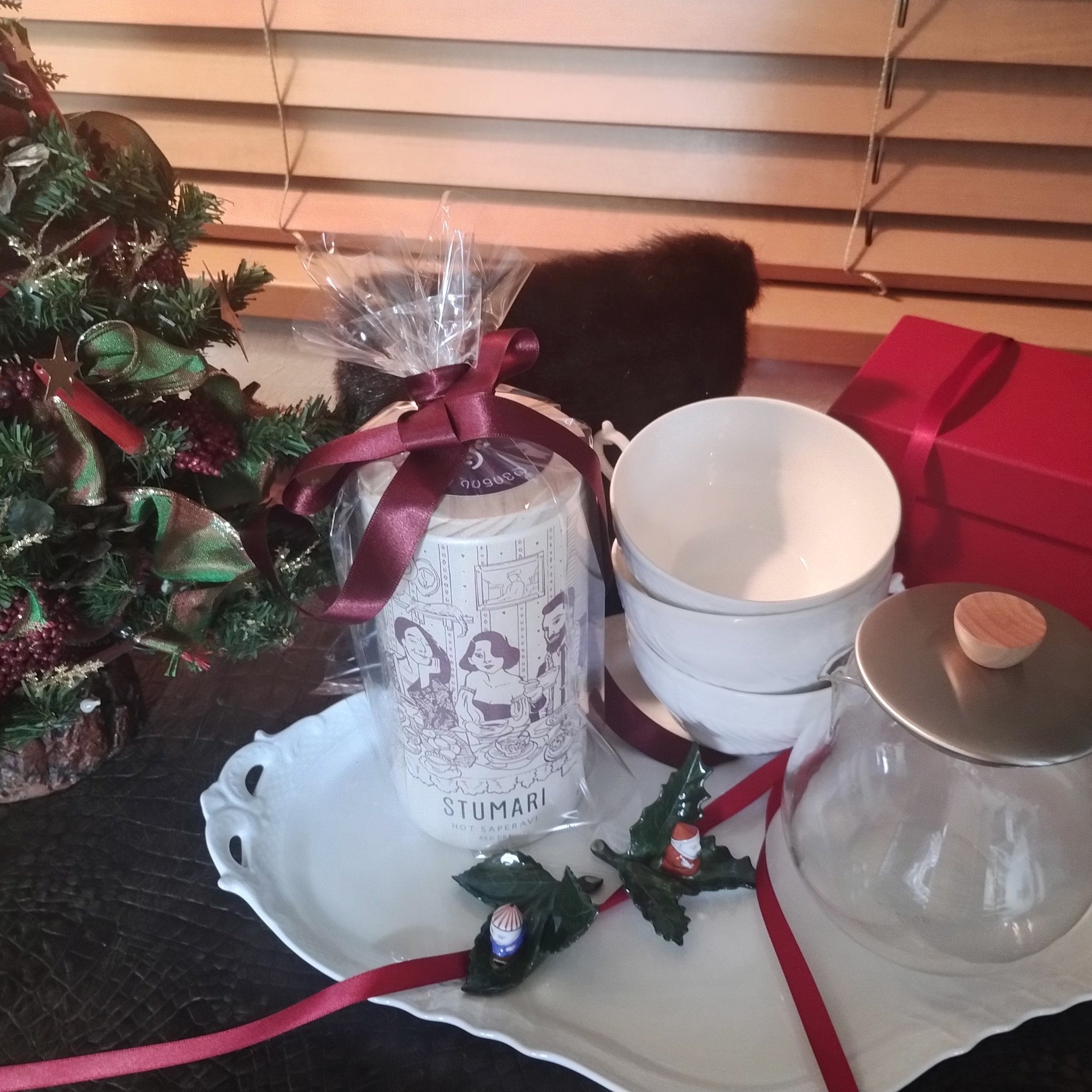 
少し早くなりますがもう11月、クリスマスのプレゼントにもピッタリだなあと思いながらゴージャスなジョージア STUMARI社製『ノンアルコール　ワインティー』を試飲させていただきました🥰

あまりにパッケージが可愛らしいのでクリスマスの飾