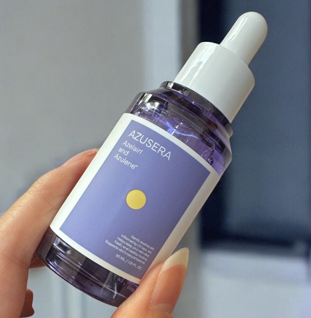 アズセラ様よりいただきました。
⁡

AZUSERA

「アズレン」（※）配合の美容液
⁡
⁡
青い美容液！
⁡
これが「アズレン」（※）の色だそう
⁡
少しとろっとしていますが、^_^みずみずしい使い心地
⁡
なじみがよくさらっとした使用