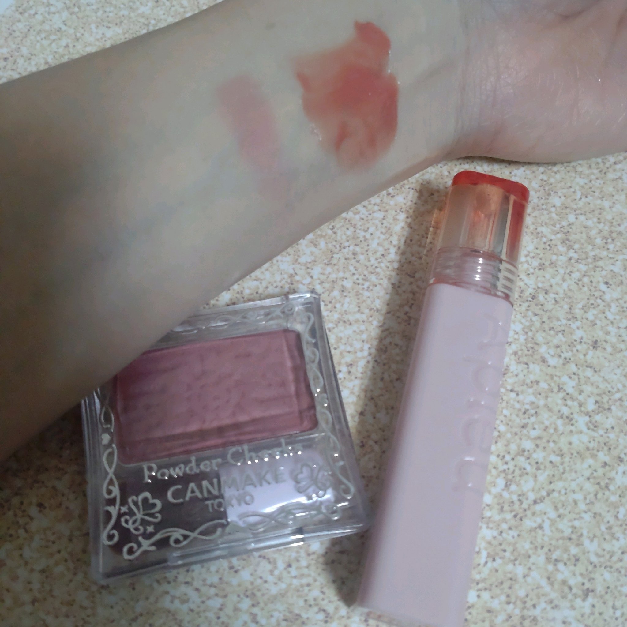 秋っぽいメイクがしたくて

普段ベージュメイクすると事故るんですが、たまにはやってみようとお休みコスメをガサゴソ
ローズベージュのチークがあるから、リップも買いに行こう〜
という事で以前買ってたジェリーティントで追加購入してきました

ミル