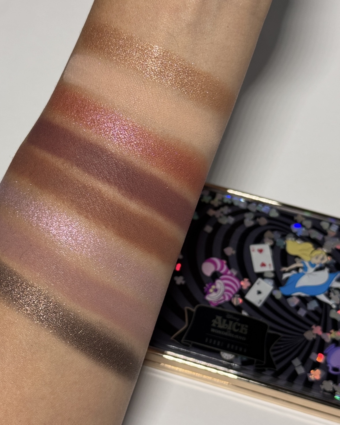 アリス イン ワンダーランド アイシャドウ パレット｜BOBBI BROWNの