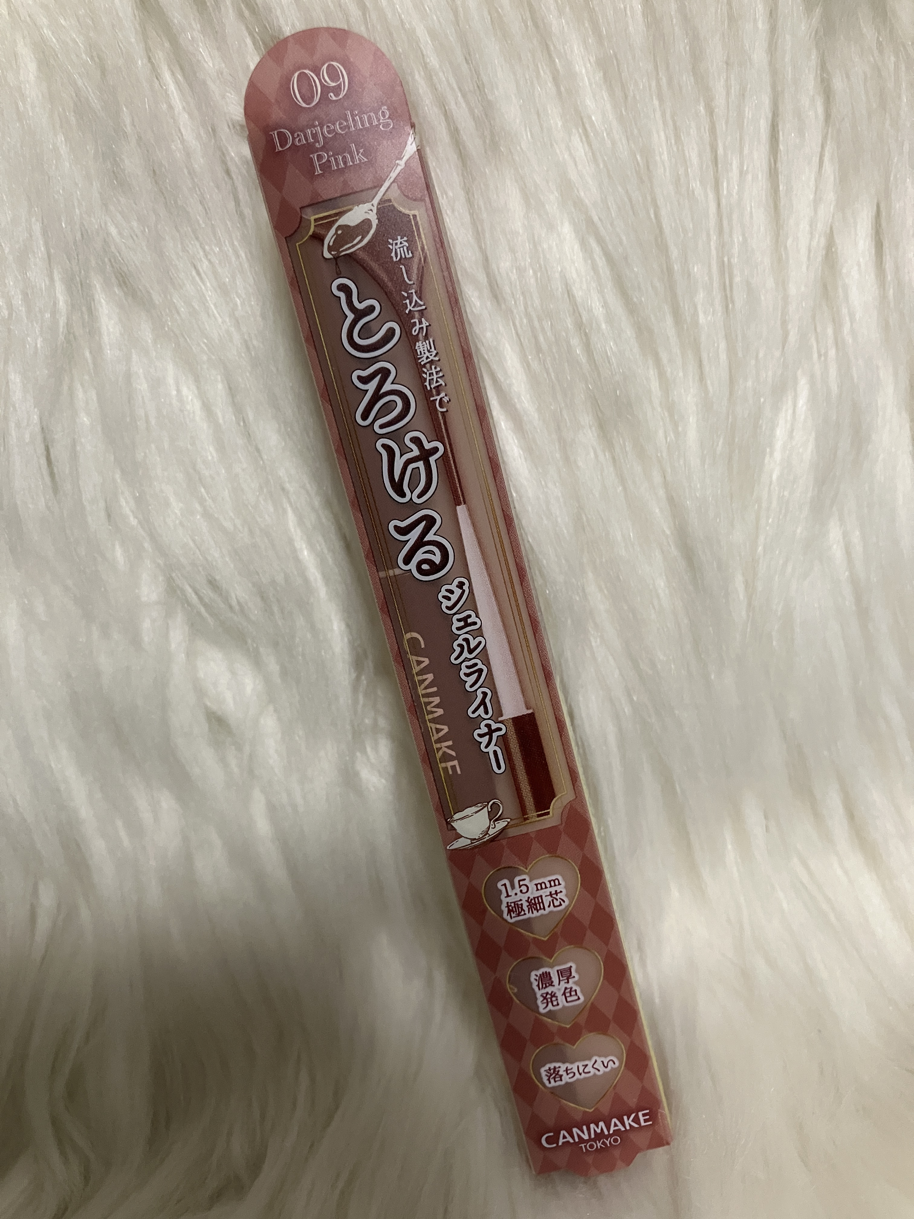  09 ダージリンピンク

昔からずっと使ってみたかったカラー☺️

ピンクブラウンだけど、そこまでピンクみは強くなくて使いやすい👍
でもしっかり目力を出したい人には物足りないかも？
オシャレな色味で抜け感が出ます✨

粘膜拡張に使ってる